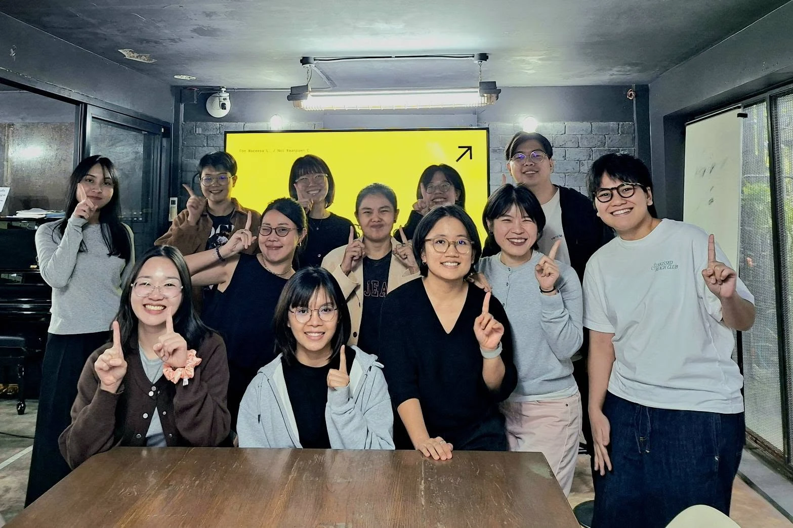 ภาพกลุ่มในสถานที่จากโพสต์สรุปจบ Beyond the Screens: UX/UI to Service Design รุ่นที่ 2 ของ DAY 1