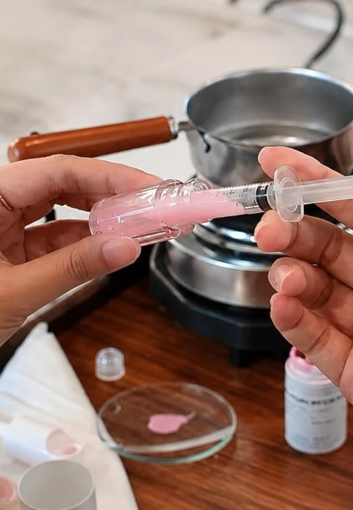 ภาพตัวอย่างการเติมลิปออยล์ลงภาชนะจากหน้าหลักสูตร Signature Lip Oil DIY Workshop ของ Blend & Amber บน ClassBento
