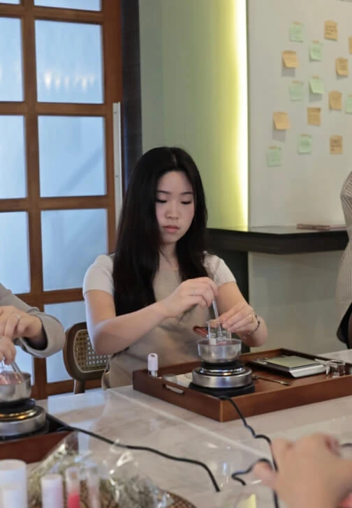 ภาพตัวอย่างการผสมลิปบริเวณโต๊ะจากหน้าหลักสูตรเดียวกันของ Blend & Amber ไม่ระบุรอบกิจกรรม