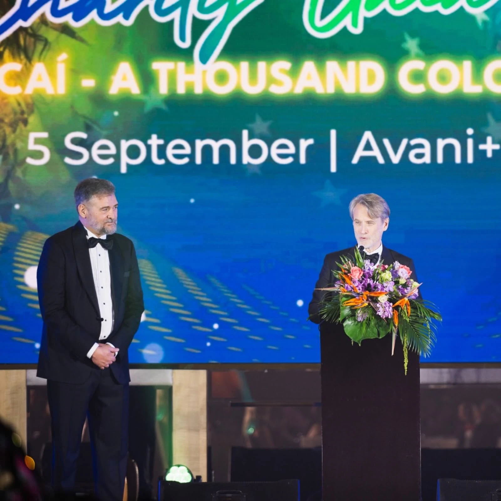 ภาพบริเวณแท่นบนเวทีและฉากหลังธีม Sapucai 5 September จากโพสต์สรุปงานชุดเดียวกันของ BTCC