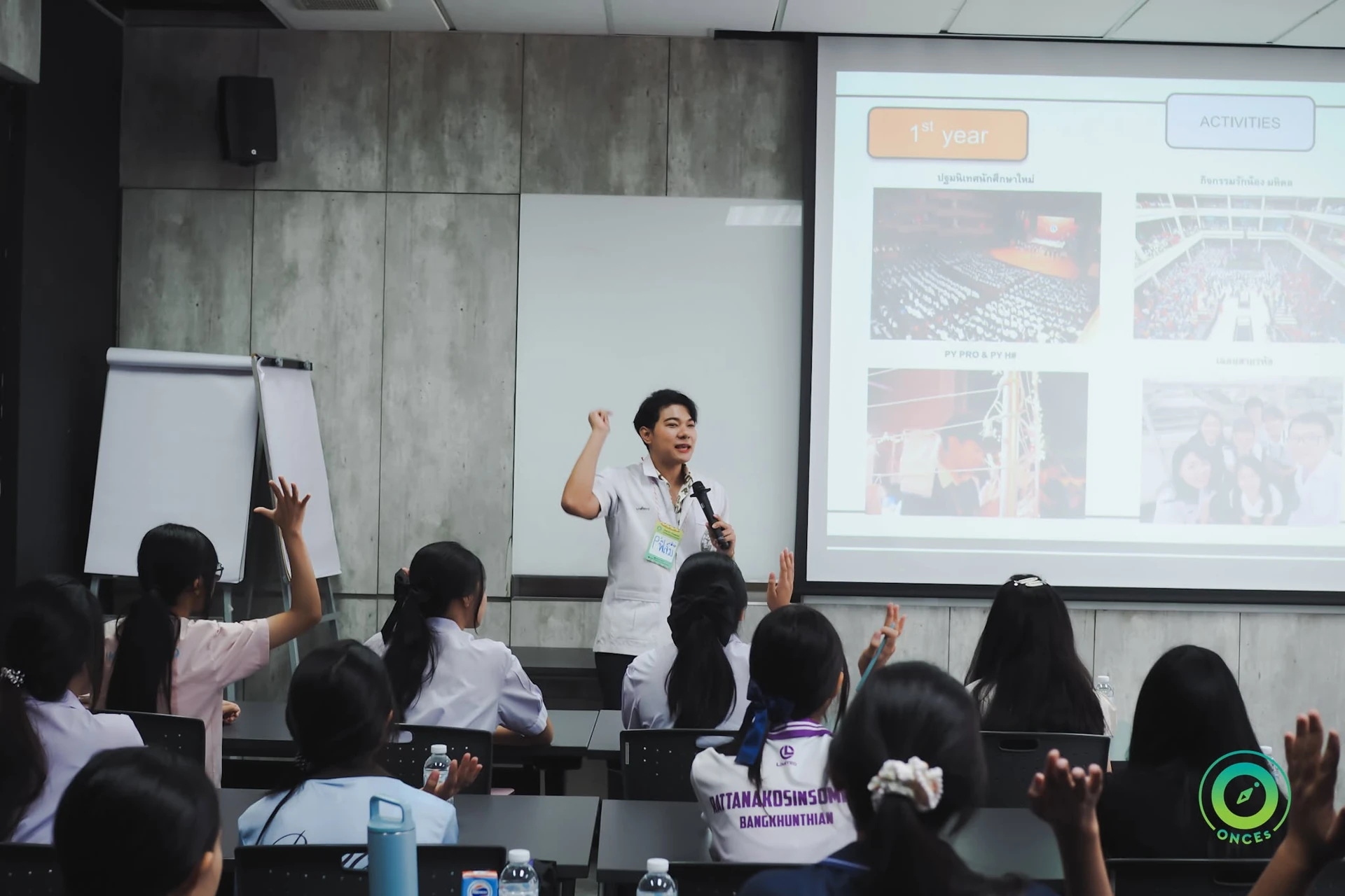 ภาพกิจกรรมยกมือในห้องเรียนจากอัลบั้มค่ายเภสัชกรรอบก่อนชุดเดียวกันของ ONCEs Thailand