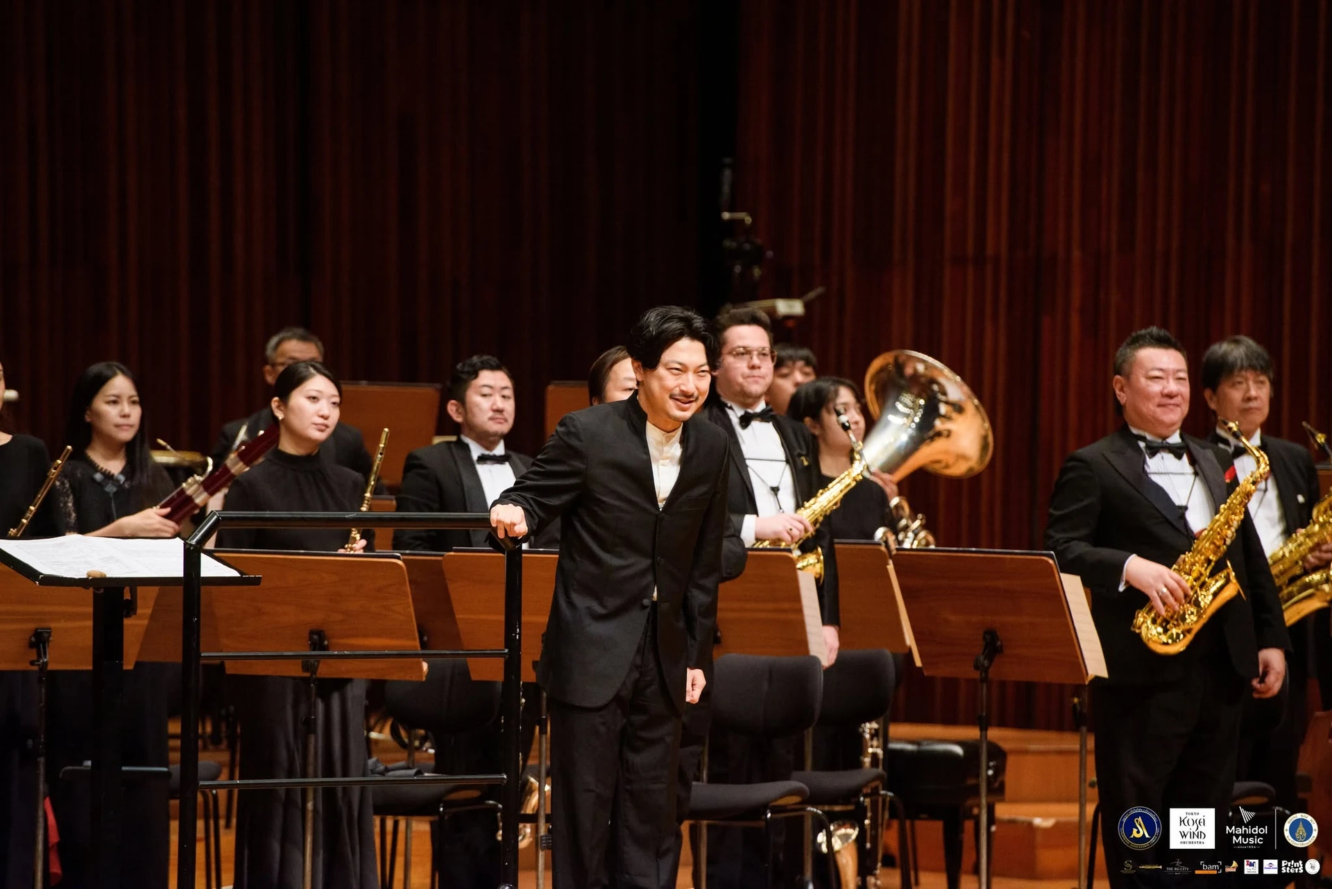 ภาพบริเวณหน้าเวทีจากอัลบั้มช่วงแรกของ Tokyo Kosei Wind Orchestra Concert ชุดเดียวกัน คงภาพเต็มและตราต้นทาง