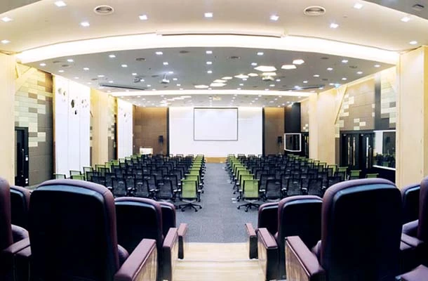 ภาพห้องประชุมที่เว็บไซต์ M academy ใช้ประกอบบริการเช่าสถานที่ — ไม่ระบุปีถ่าย ไม่ใช่ภาพกิจกรรม AI-Powered HR และไม่ยืนยันว่าห้องนี้ใช้จัดรอบวันที่ 17 กันยายน 2569