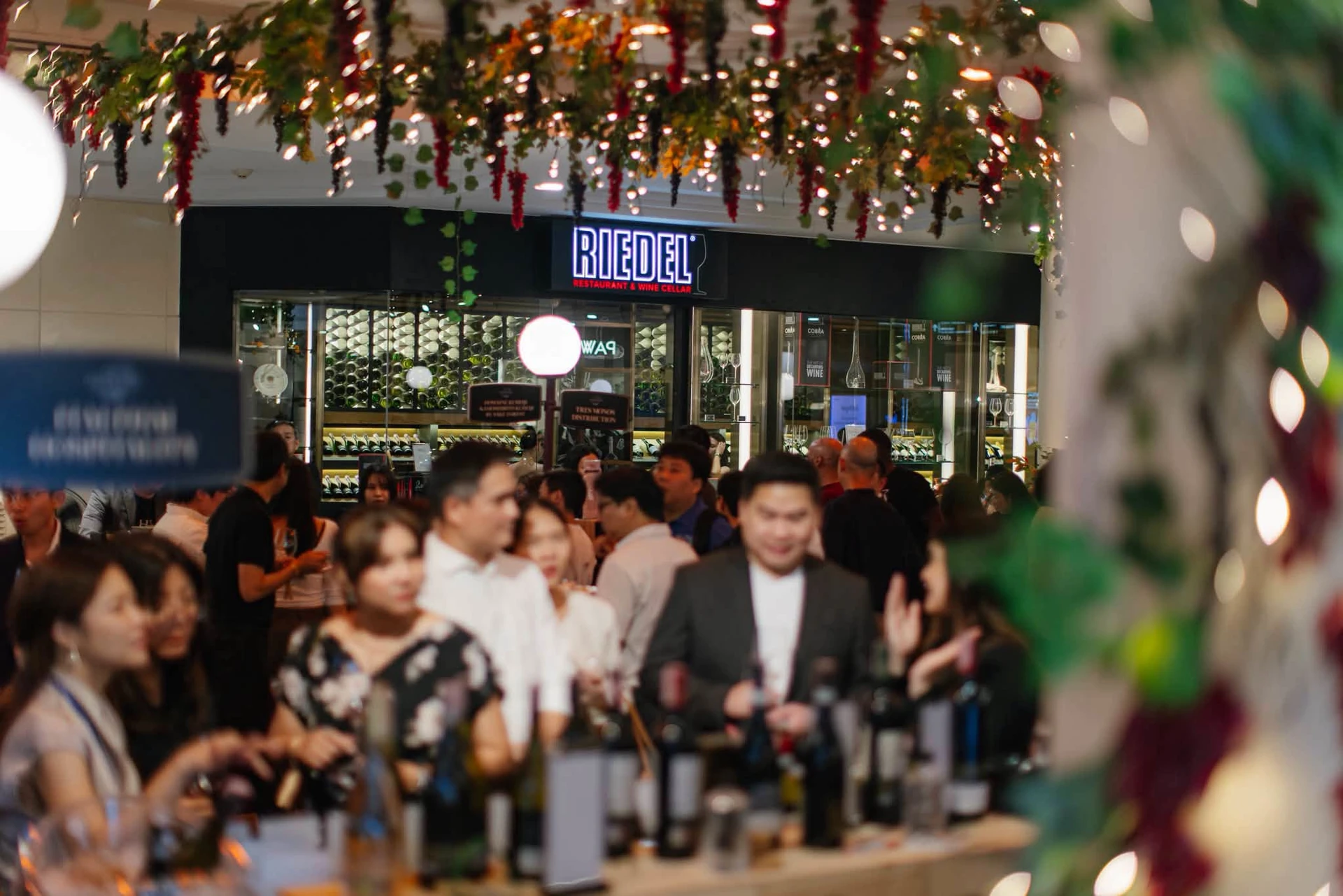 ภาพบรรยากาศบริเวณหน้าร้าน Riedel จากโพสต์คืนแรกของ Gaysorn Les Vendanges 2026 โดยผู้จัด