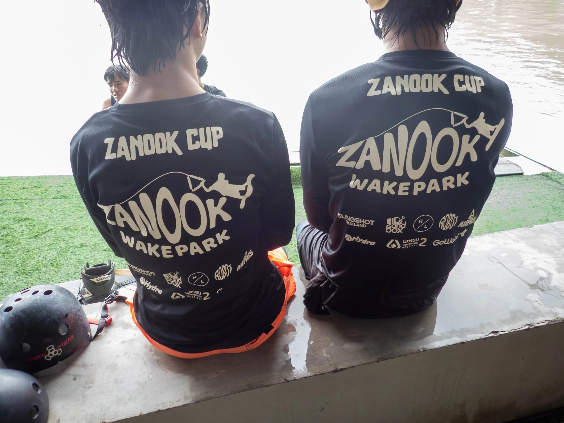 ภาพบรรยากาศริมทะเลสาบพร้อมเสื้อข้อความ Zanook Cup จากโพสต์สรุปงานปี 2026 ของผู้จัด