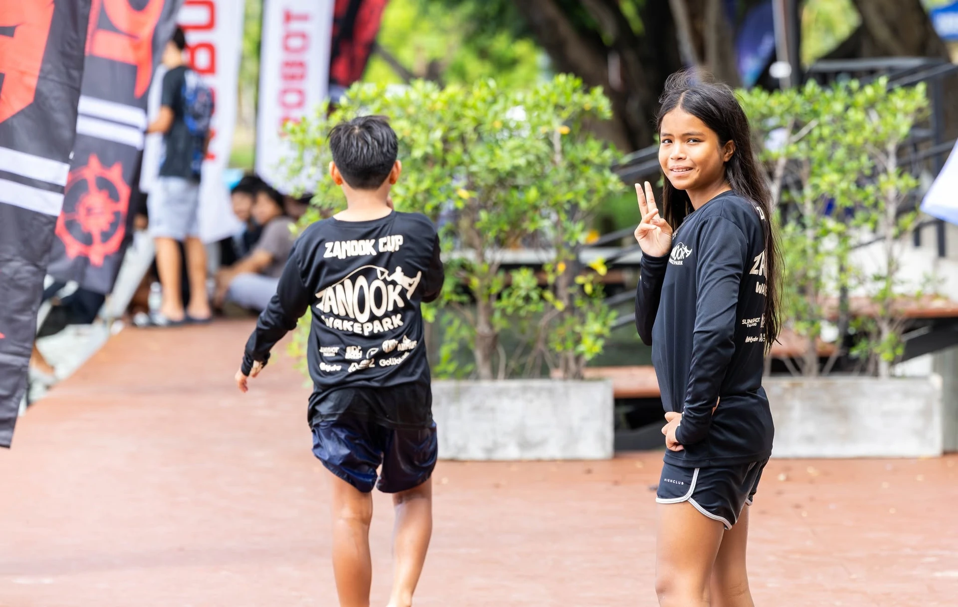 ภาพบริเวณทางเดินในงานจากโพสต์บรรยากาศ Zanook Cup 2026 ชุดเดียวกัน คงองค์ประกอบภาพต้นฉบับ