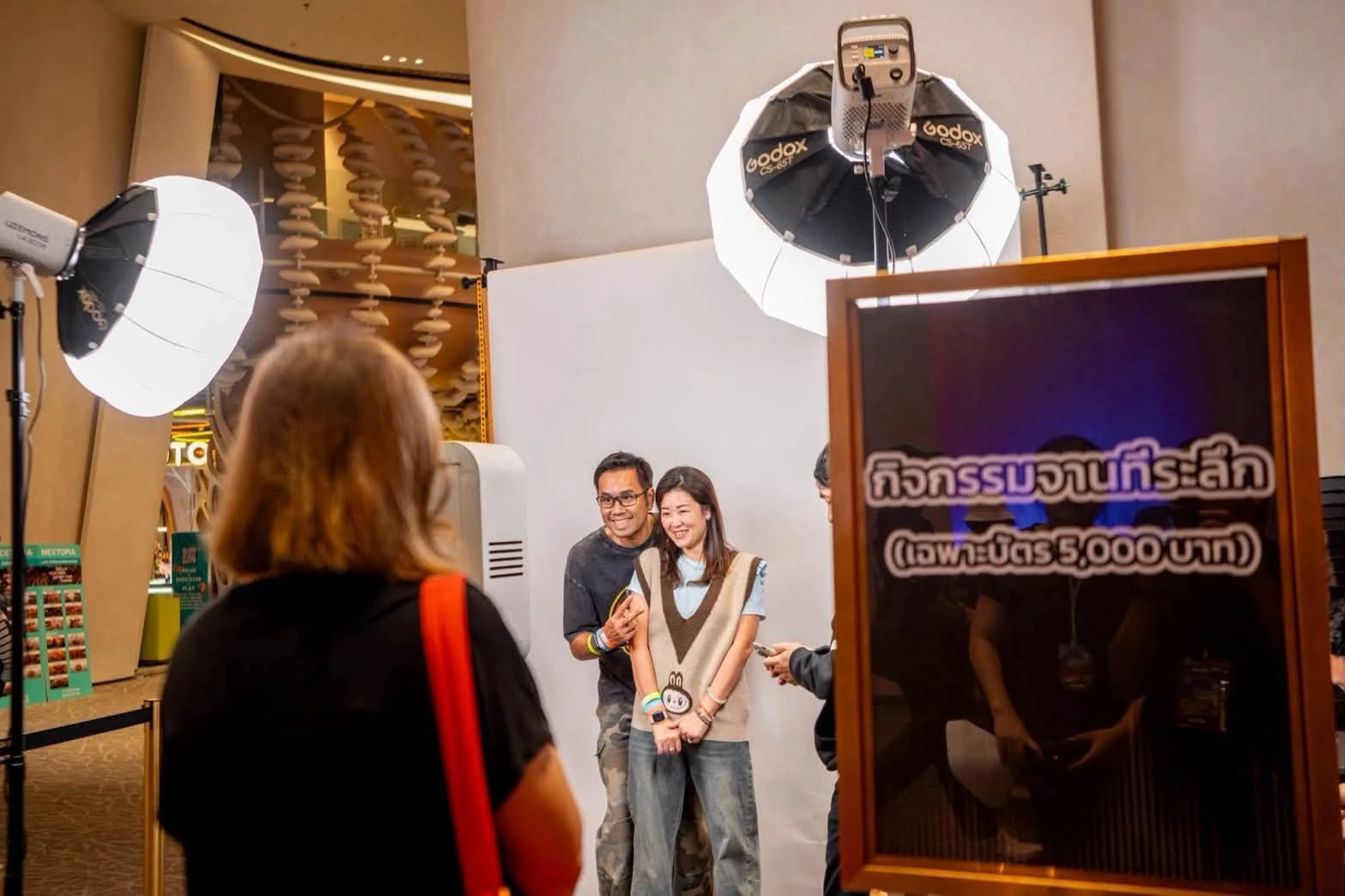 ภาพบริเวณบูธถ่ายภาพที่ระลึกหน้างาน เบิ้ม เบิ้ม จากอัลบั้มเดียวกัน คงภาพเต็ม