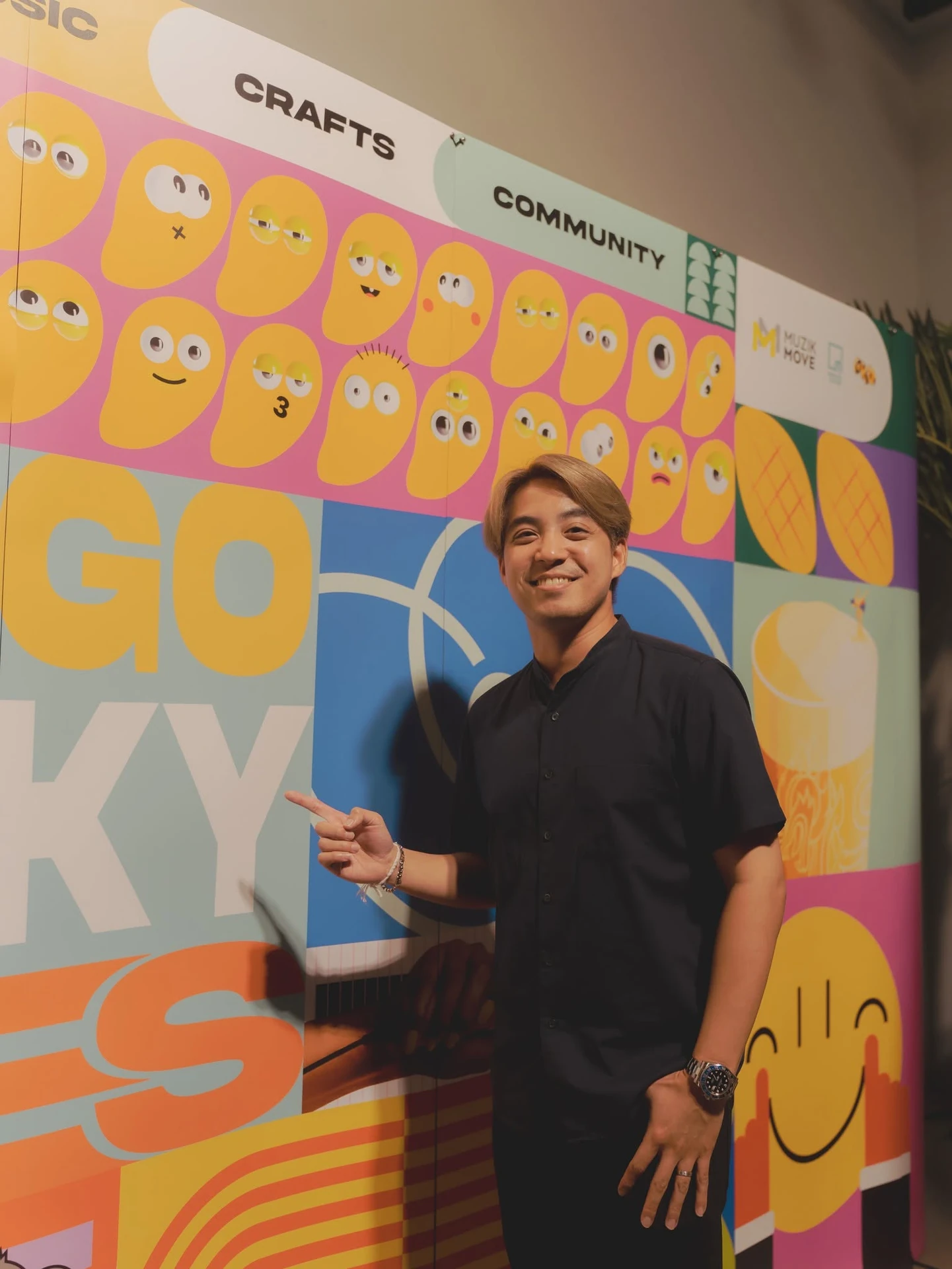 ภาพบรรยากาศจุดถ่ายภาพจากอัลบั้ม Mango Sticky Vibes Vol.1 คงฉากและข้อความต้นทาง