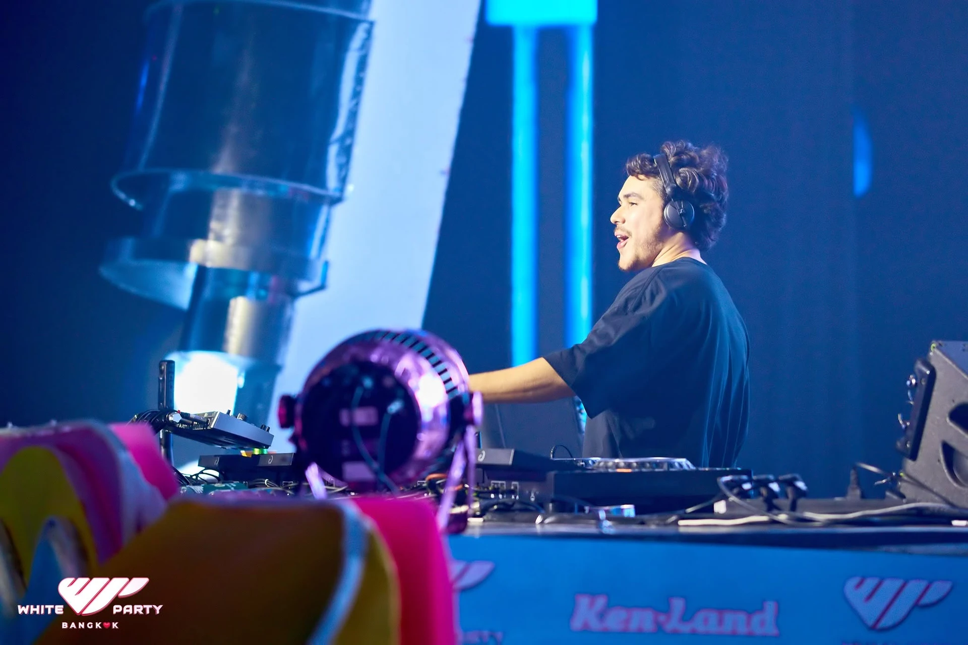 ภาพบริเวณโต๊ะควบคุมเสียงในชุด KEN LAND NYE วันที่ 31 ธันวาคม 2025 จากผู้จัด คงลายน้ำต้นฉบับ