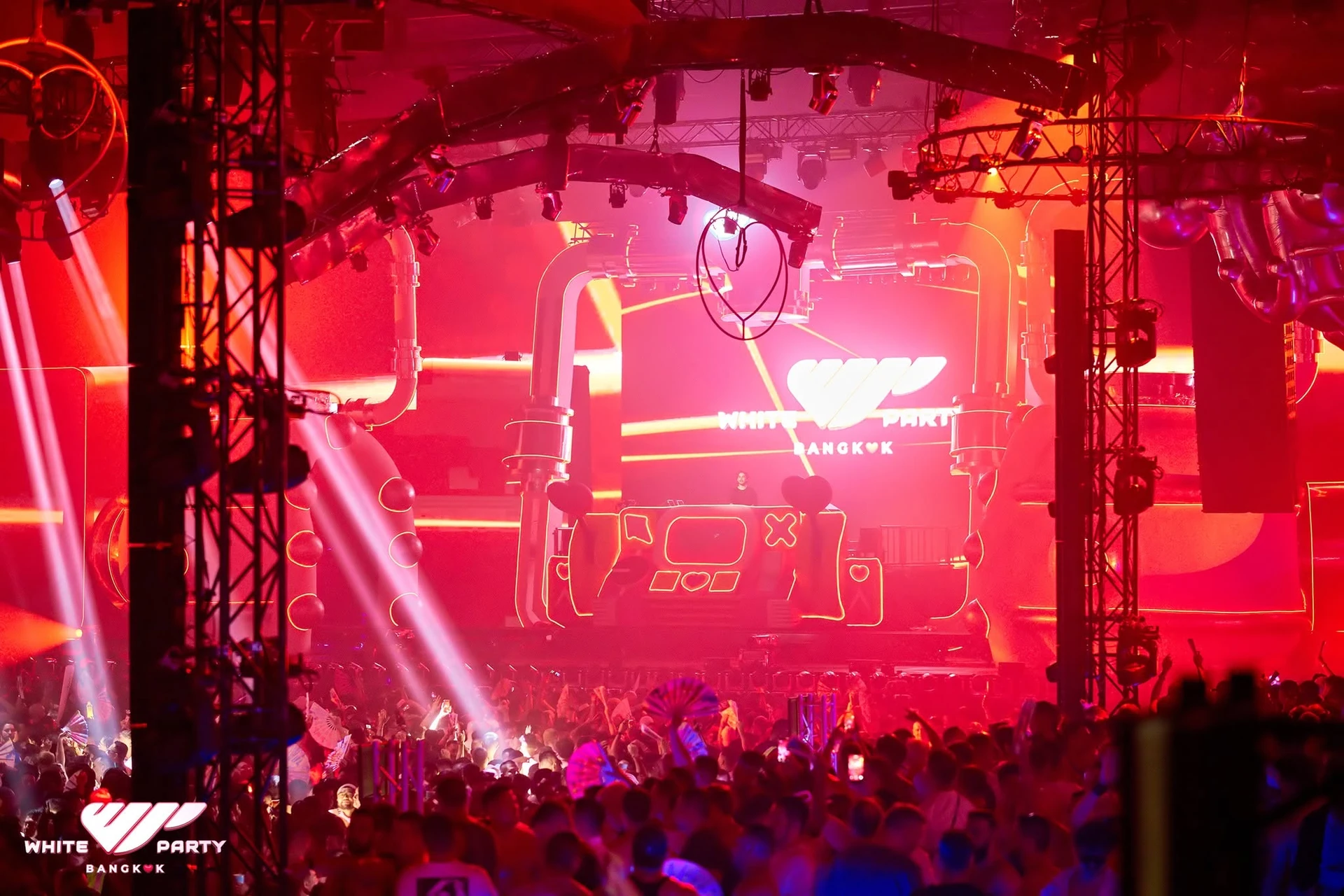 ภาพเวทีแสงสีแดงมุมกว้างจากอัลบั้ม KEN LAND NYE วันที่ 31 ธันวาคม 2025 คงภาพเต็มและลายน้ำ