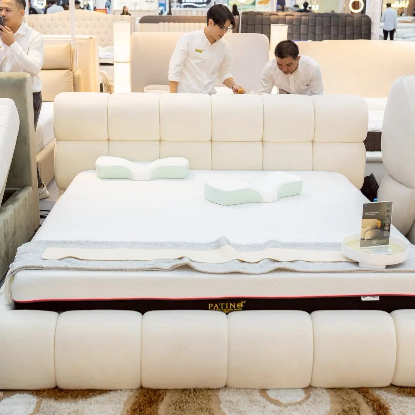 ภาพพื้นที่จัดแสดงเตียงในชุดภาพบรรยากาศ Furniture Expo ครั้งก่อนจากผู้จัด คงภาพและข้อความบนสินค้า