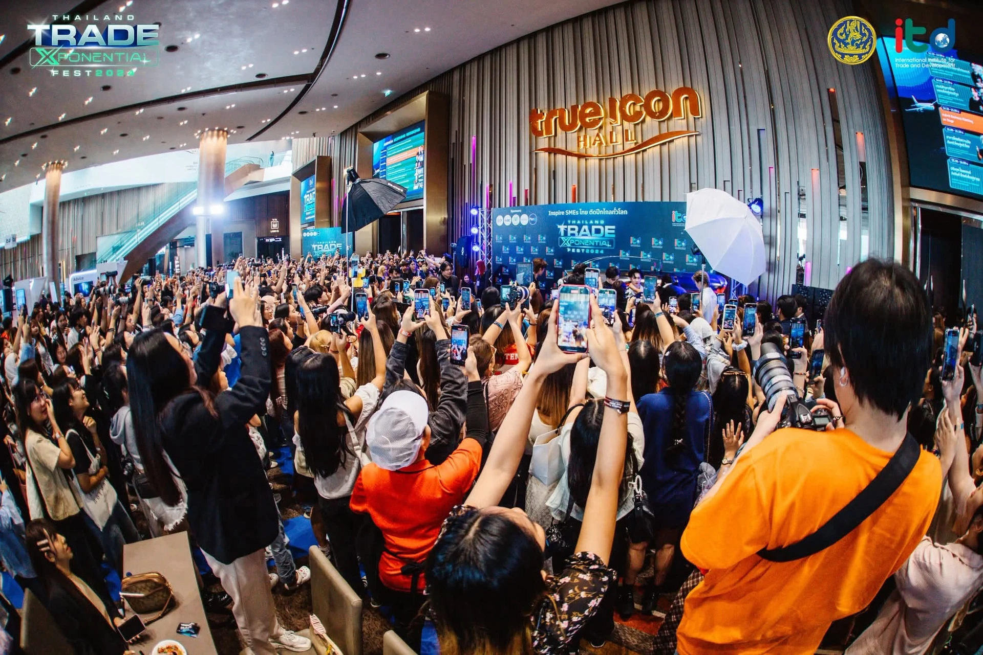 ภาพมุมกว้างบรรยากาศ Trade Exponential Fest 2024 จากเพจผู้จัด คงป้าย trueICON HALL และภาพเต็ม