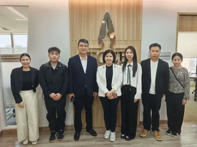 ภาพถ่ายกลุ่มจากช่วงการเยือน TCEB ในข่าวกิจกรรมเตรียมงาน AMTXP จากเว็บไซต์ผู้จัด คงภาพเต็ม