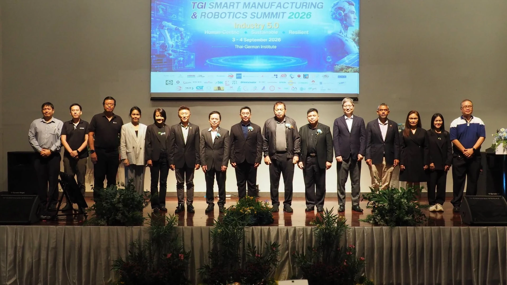 ภาพถ่ายกลุ่มบนเวทีพร้อมป้าย TGI Smart Manufacturing & Robotics Summit 2026 จากข่าว MM Modern Manufacturing