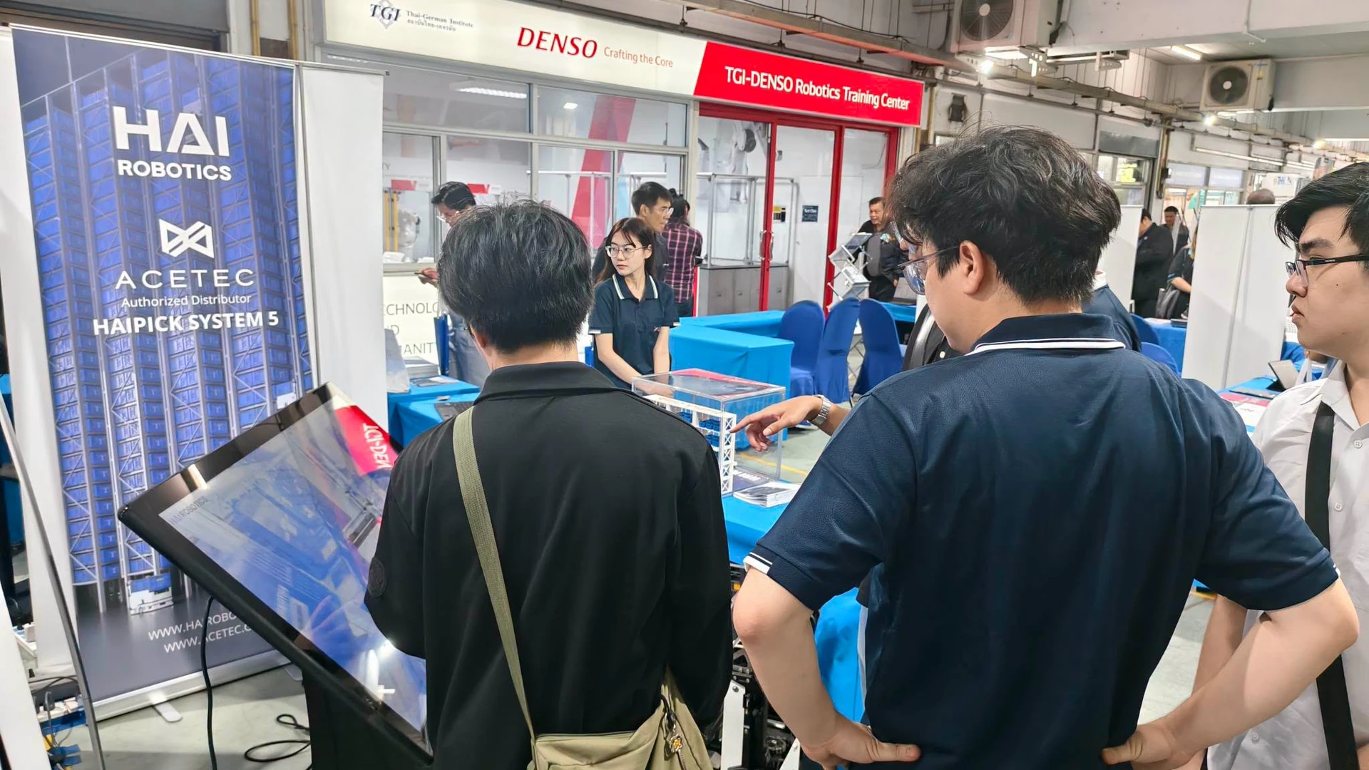 ภาพบรรยากาศบริเวณบูธและป้าย TGI–DENSO Robotics Training Center จากข่าว TGI Summit 2026 ชุดเดียวกัน