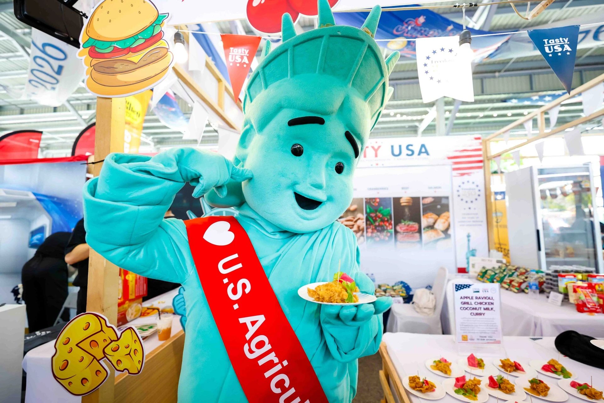 ภาพมาสคอตและบริเวณบูธอาหารจากอัลบั้ม American Fair หาดใหญ่ชุดเดียวกัน