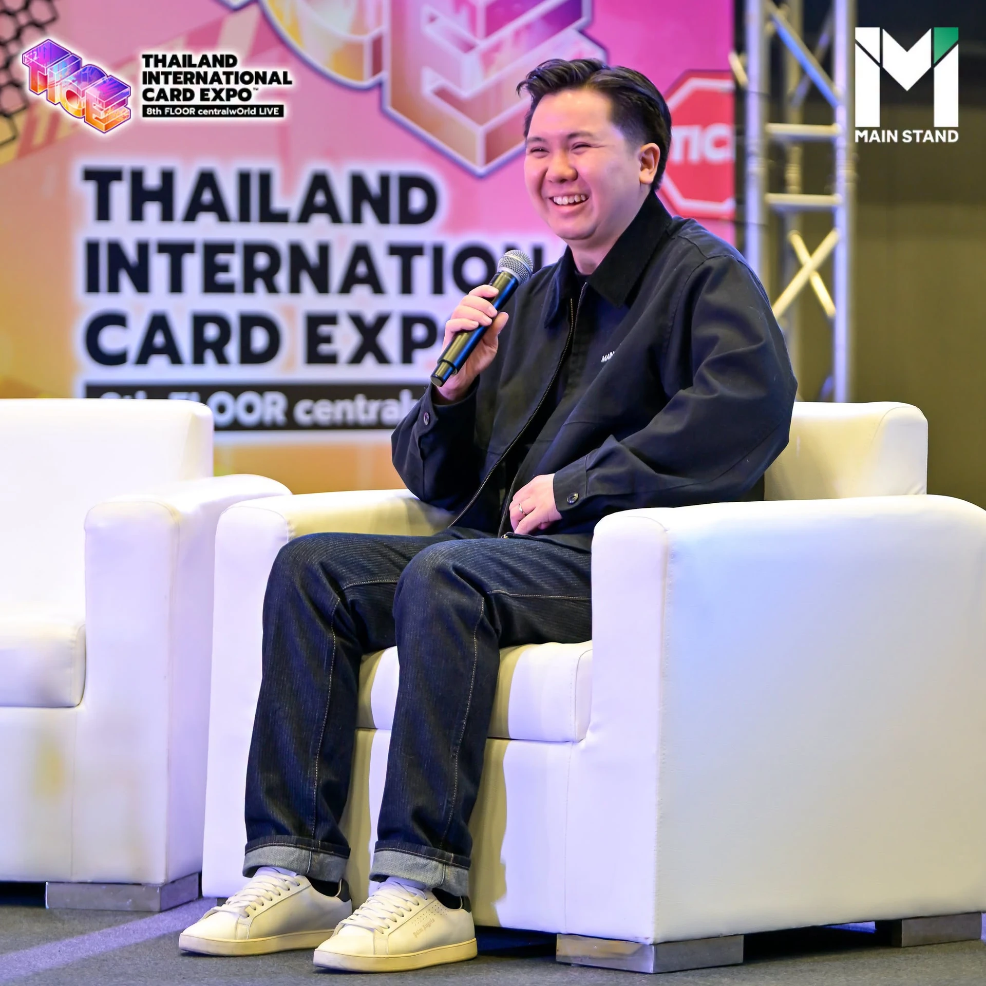 ภาพช่วงเสวนาบนเวที Thailand International Card Expo จากข่าว Main Stand คงป้ายงานและตราเครดิต