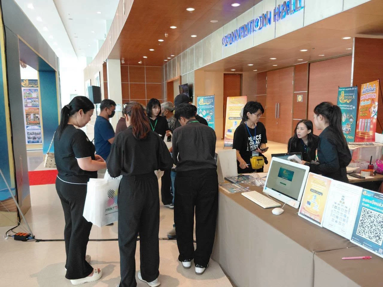 ภาพบรรยากาศบริเวณโต๊ะหน้าประตู Convention Hall พร้อมป้ายงานสงขลาจากอัลบั้มเดียวกัน