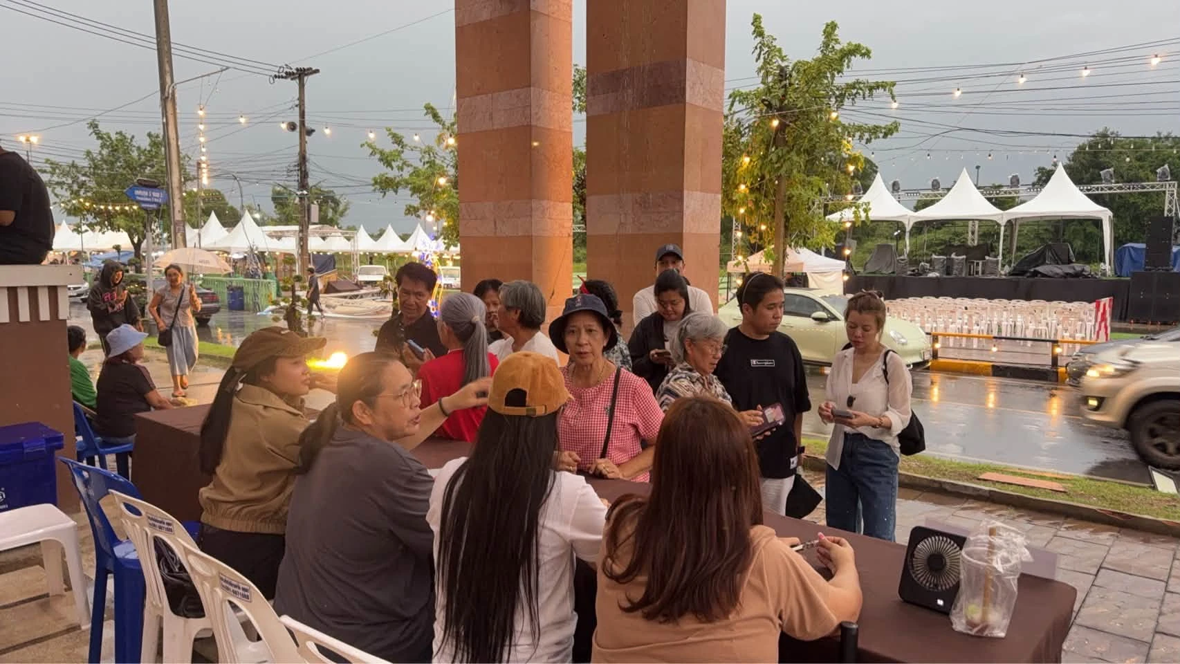 ภาพบรรยากาศบริเวณโต๊ะกิจกรรมรอพาสปอร์ตล่าตราประทับ จากเพจนครน้อย 2460 ทางการ