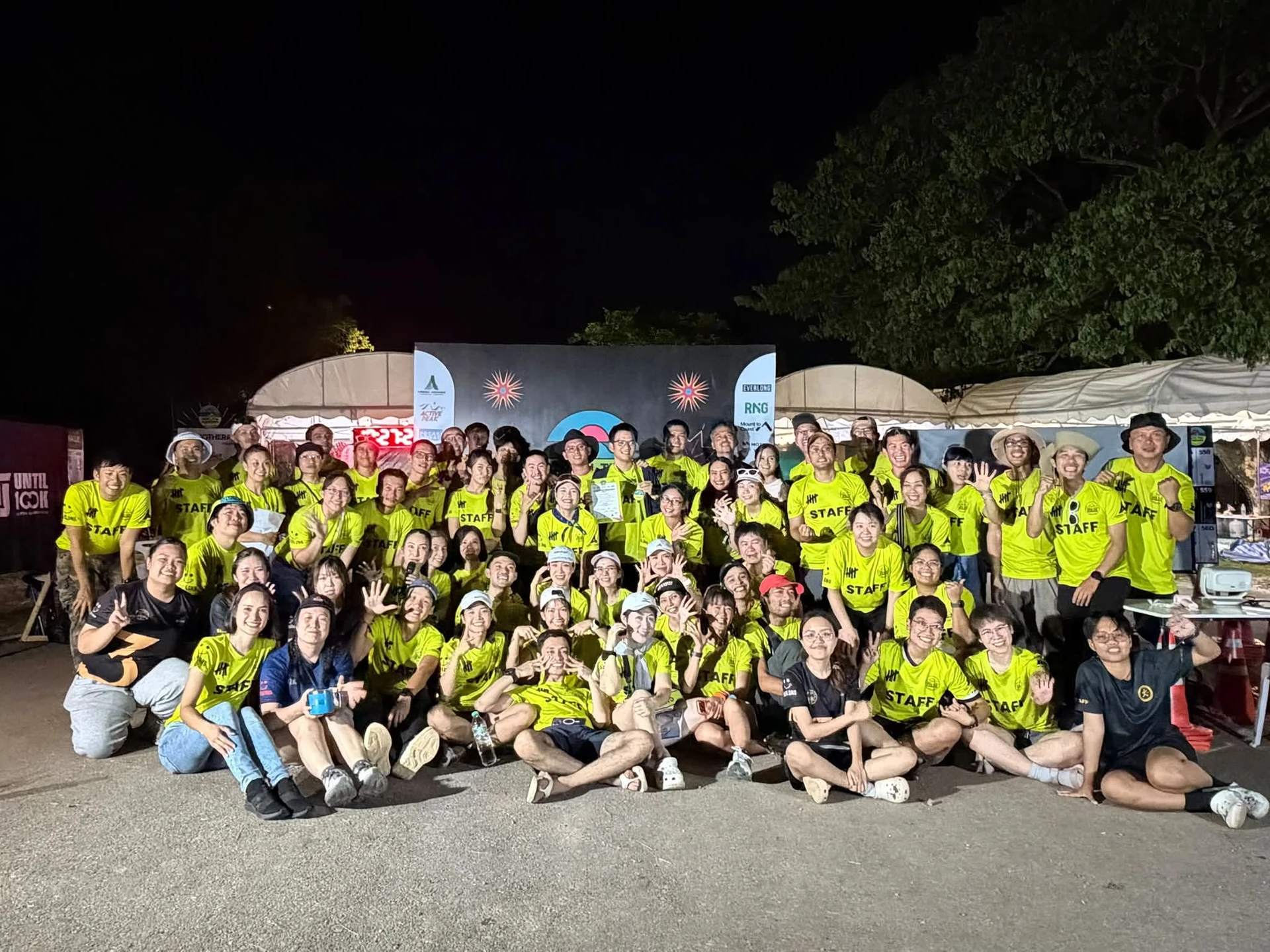 ภาพถ่ายกลุ่มบริเวณป้ายงานจากโพสต์สรุปอันทิว เดอะ ซันดาวน์ ครั้งที่ 5 ของผู้จัด