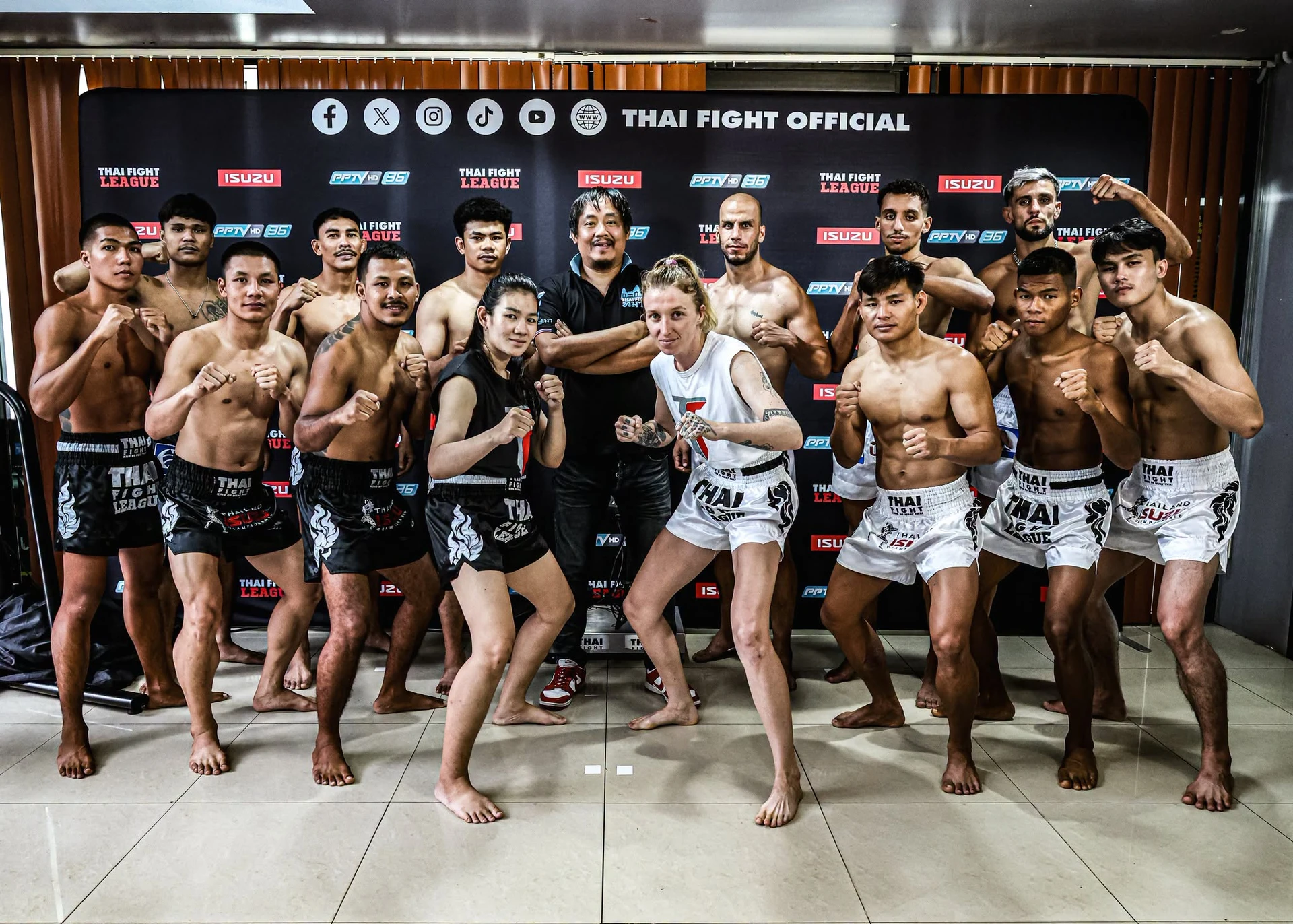 ภาพถ่ายกลุ่มหน้าฉาก THAI FIGHT OFFICIAL จากอัลบั้มเตรียมไทยไฟท์ ลีก 113