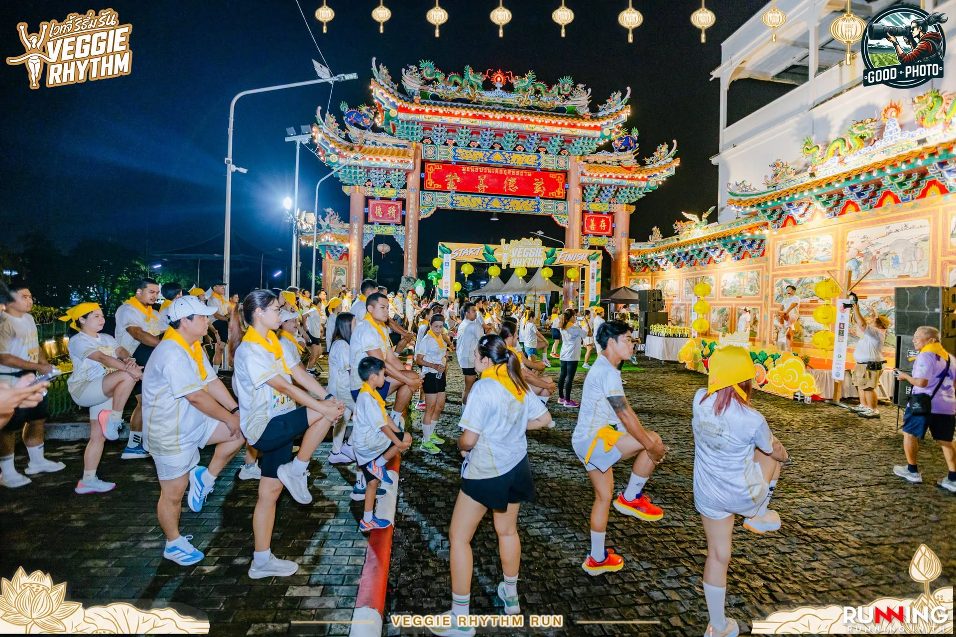 ภาพกิจกรรมบริเวณซุ้มประตูมังกรพร้อมป้าย START FINISH Veggie Rhythm Run จากรายงานชุดเดียวกัน