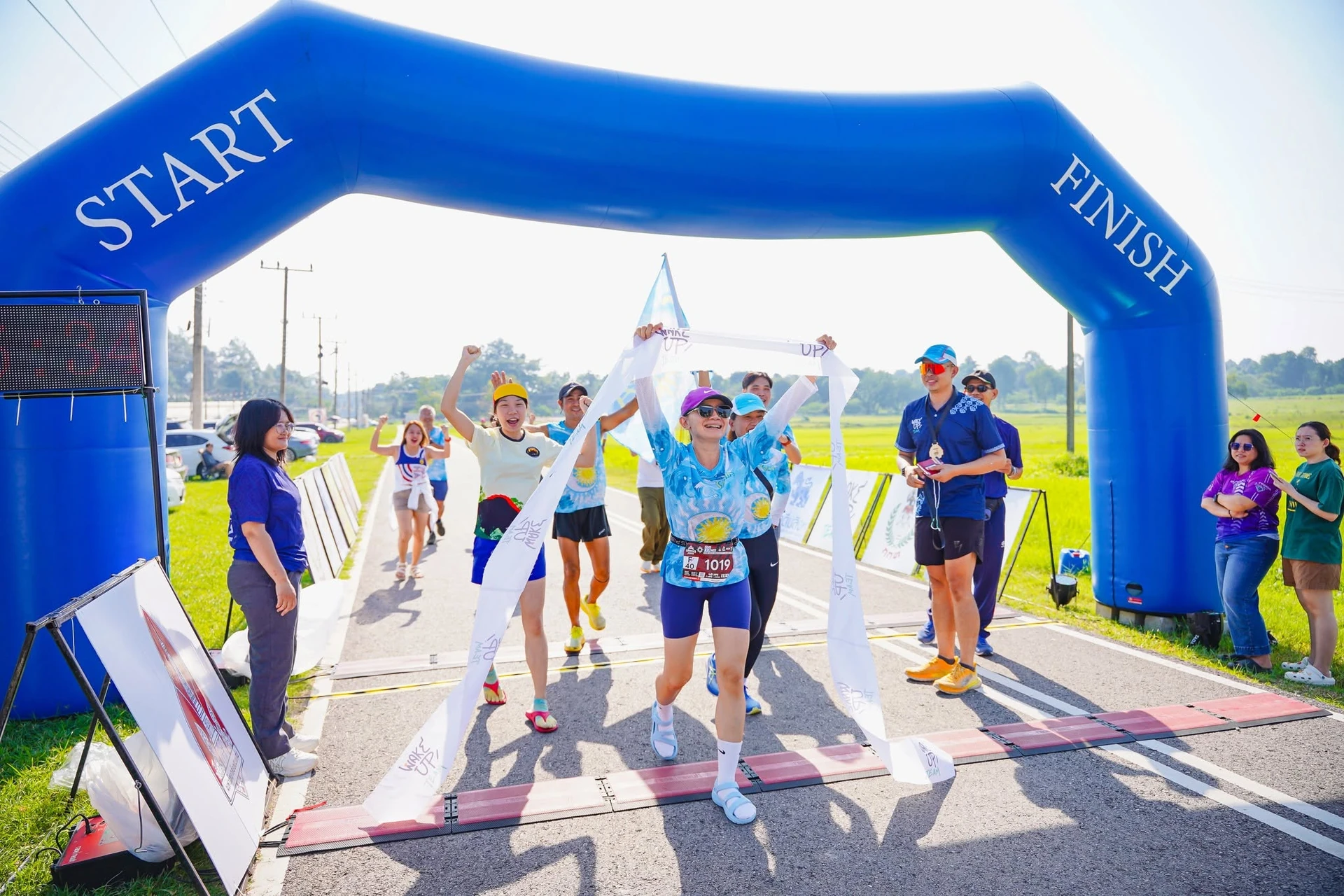 ภาพกิจกรรม KhonKaen100 ครั้งก่อนบริเวณซุ้ม START FINISH จากชุด Moment of Victory ของผู้จัด
