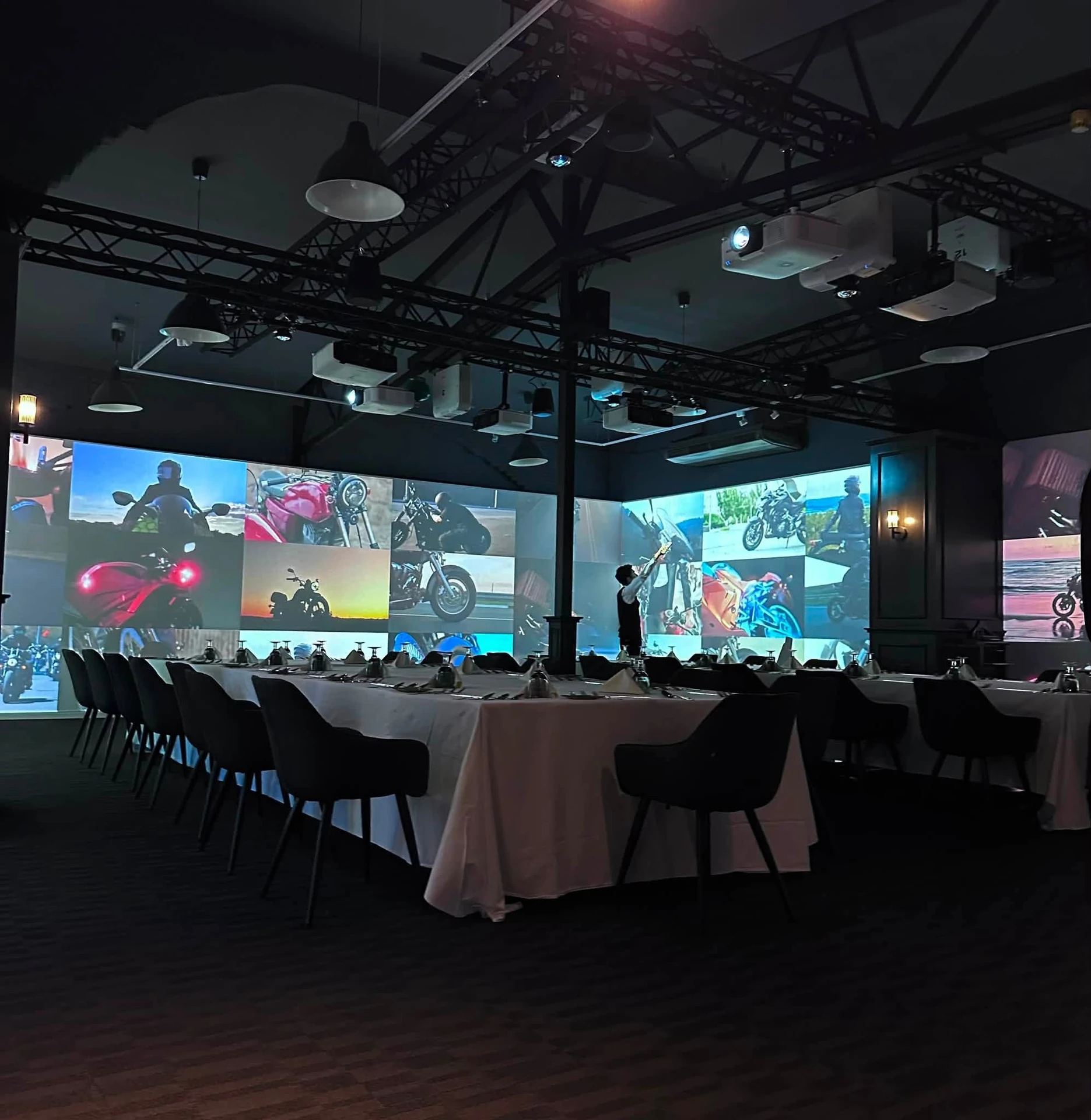 ภาพพื้นที่กิจกรรม Board & Industry Leaders Dinner ของ Hungry Highway ที่ Artlicious จากรายงานที่เพจงานแชร์ คงภาพเต็ม