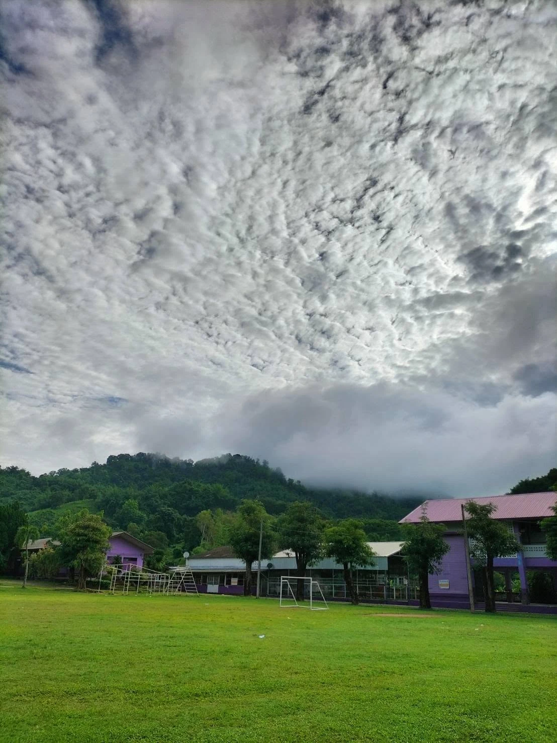 ภาพบริเวณสนามและอาคารจากชุดภาพก่อนงานของ Ruammit Ultra Trail ไม่ใช่ภาพการแข่งขันเดือนพฤศจิกายน