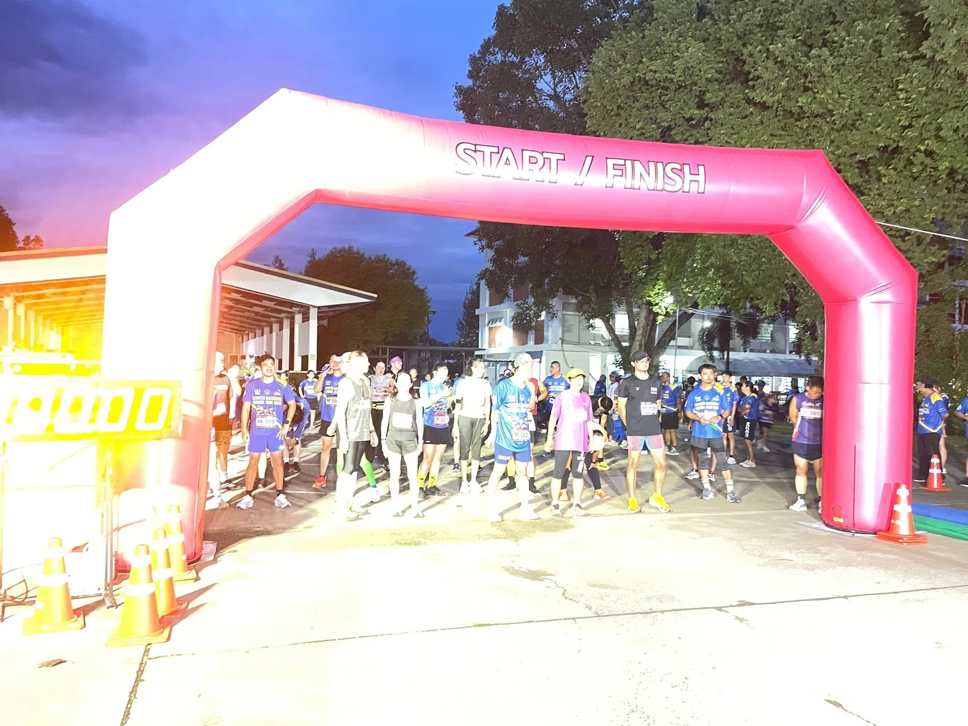 บริเวณซุ้ม START/FINISH จากอัลบั้ม KMS RUN 2025 ของผู้จัด คงภาพเต็ม