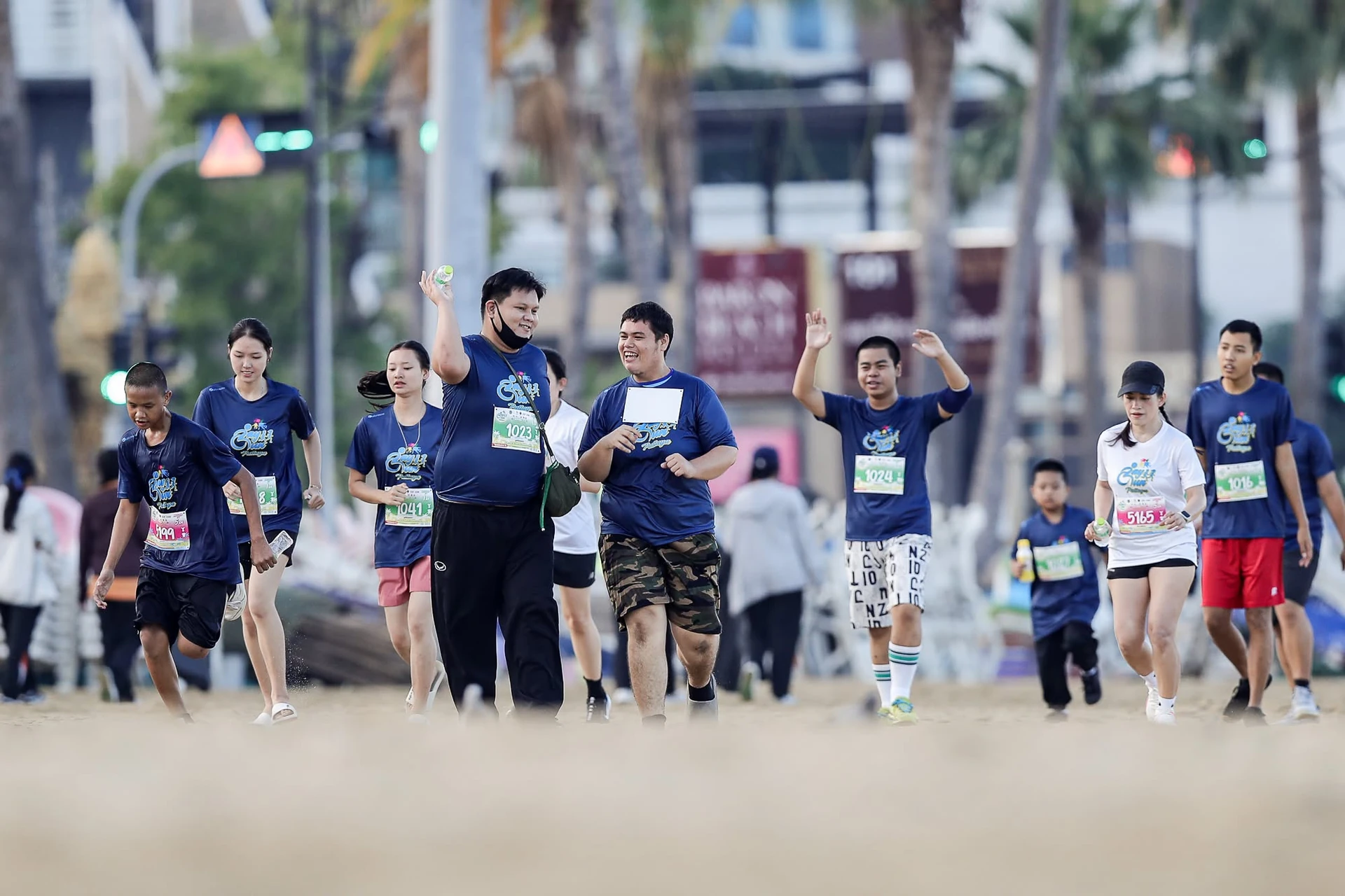 ภาพกิจกรรมบนชายหาดจากชุดเก็บตกบรรยากาศ Ray Run Pattaya ครั้งก่อนของผู้จัด คงภาพเต็ม
