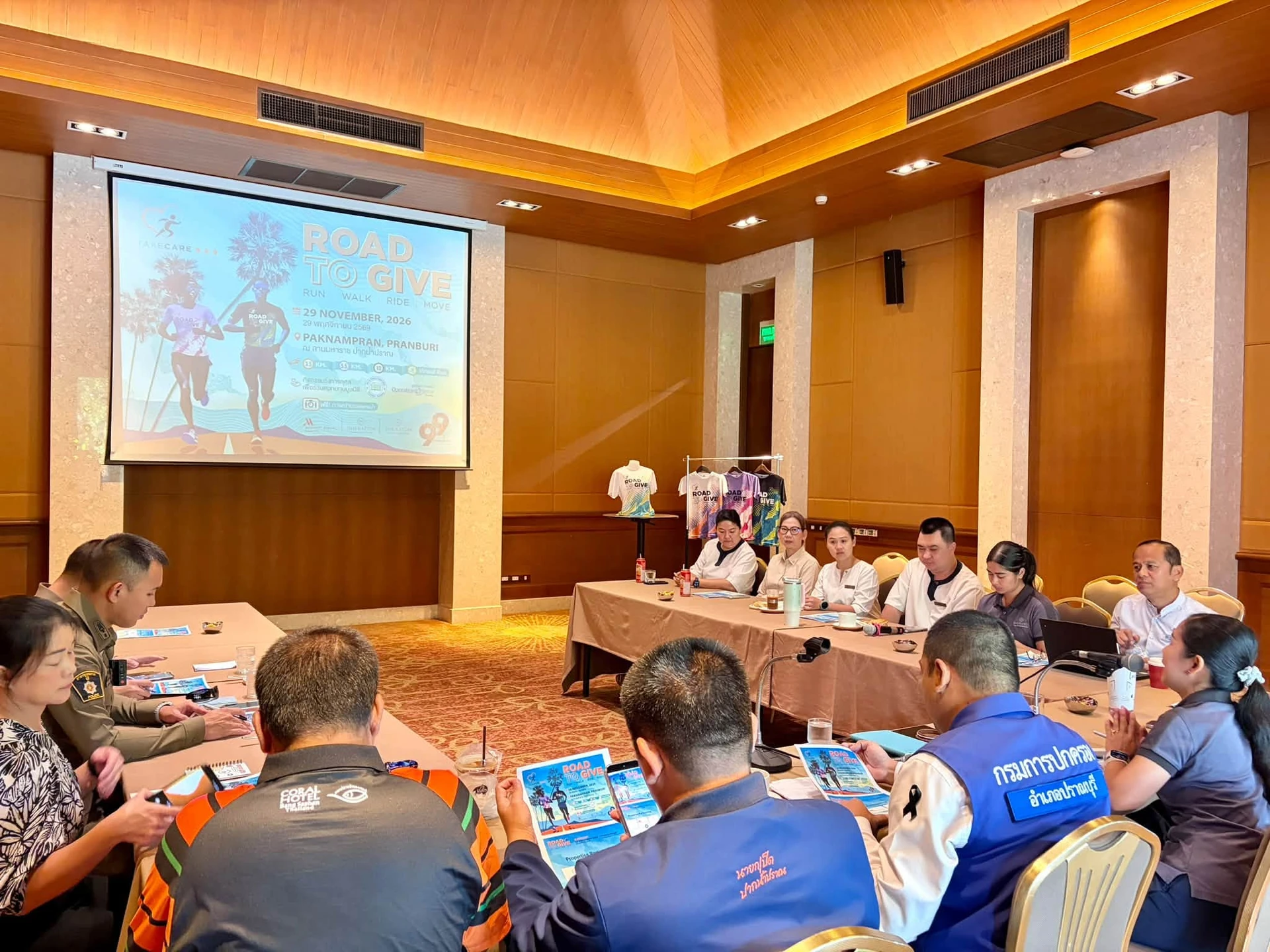 ภาพประชุมเตรียมงาน ROAD TO GIVE HUA HIN พร้อมจอประชาสัมพันธ์จากรายงานผู้จัด คงภาพเต็ม