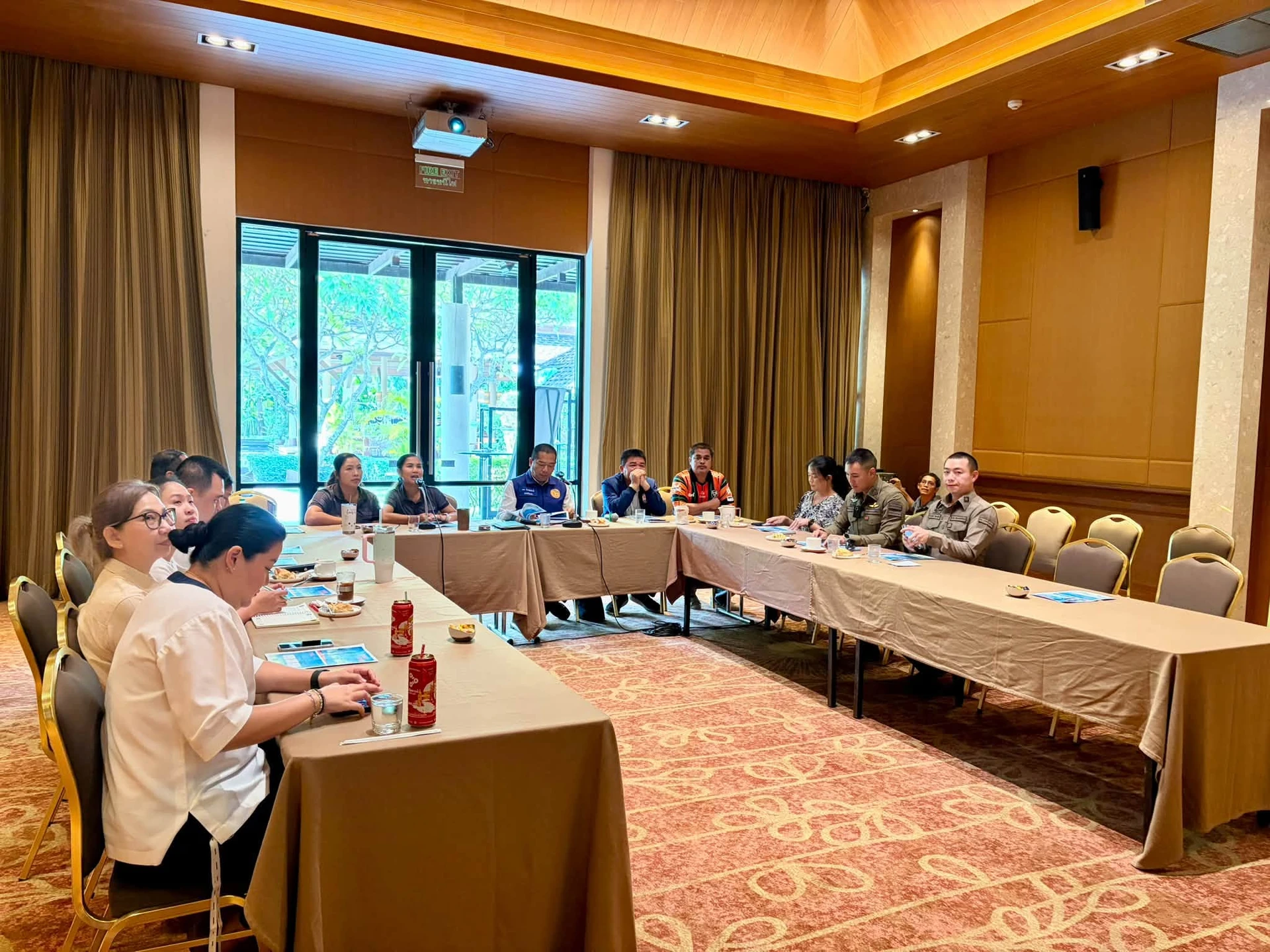 ภาพโต๊ะประชุมอีกมุมจากชุดเตรียมงาน ROAD TO GIVE HUA HIN เดียวกัน คงภาพเต็ม