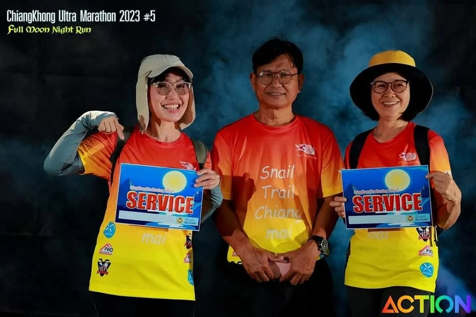 ภาพกลุ่มจากจุดถ่ายภาพก่อนเริ่มเชียงของอัลตร้าครั้งที่ 5 ในชุดเดียวกัน คงกรอบปี 2023 และตรา ACTION