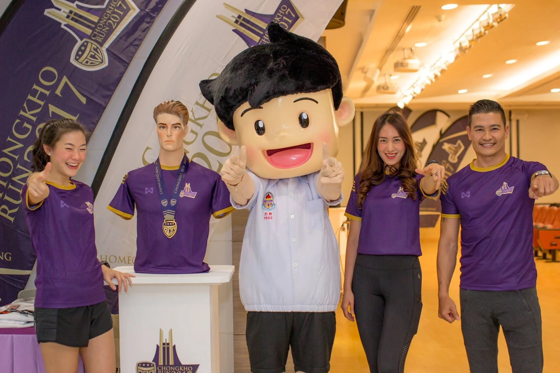 ภาพบรรยากาศบริเวณจัดแสดงกับมาสคอตจากงานแถลงข่าว BCC Chongkho Run โครงการปี 2560 คงภาพเต็ม