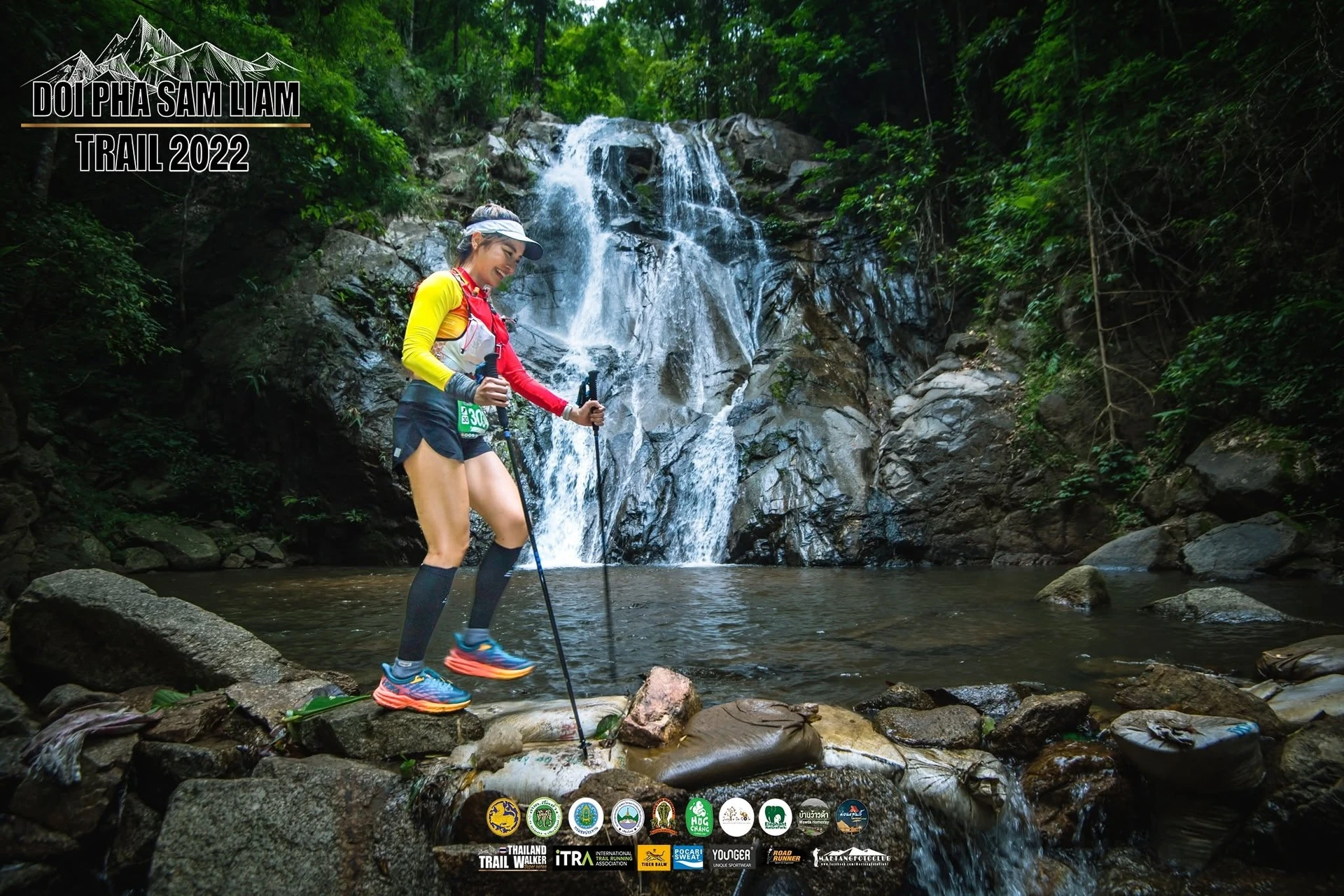ภาพกิจกรรมริมน้ำตกจากชุดบรรยากาศผาสามเหลี่ยมเทรลครั้งก่อน ต้นทางระบุ Trail 2022 คงภาพเต็มและตรา