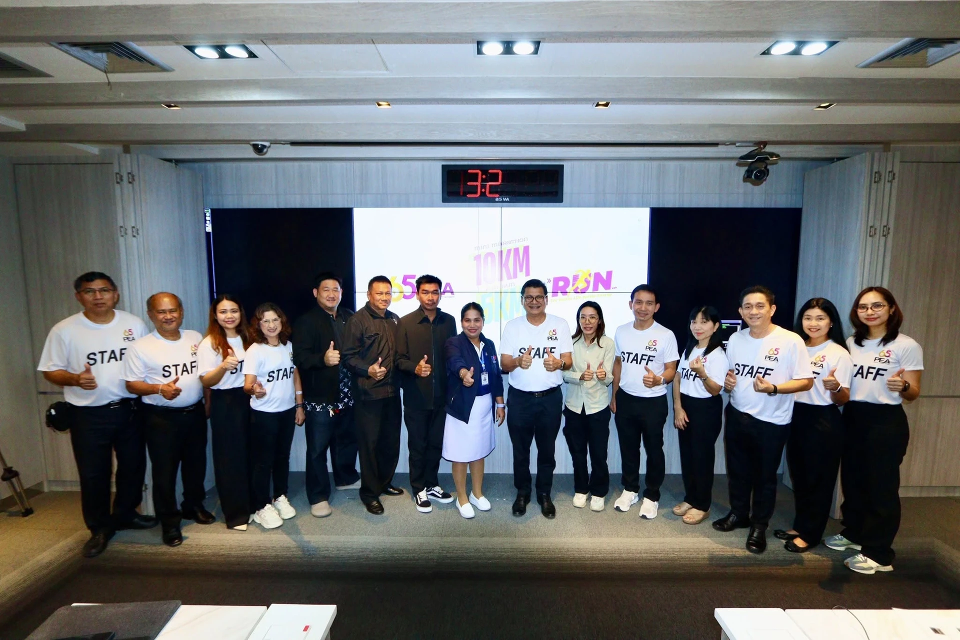ภาพหมู่ภายในห้องประชุมจากรายงานเตรียมงานวิ่ง 65 ปี PEA ที่เพชรบุรีรอบก่อน คงภาพเต็มและข้อความต้นทาง