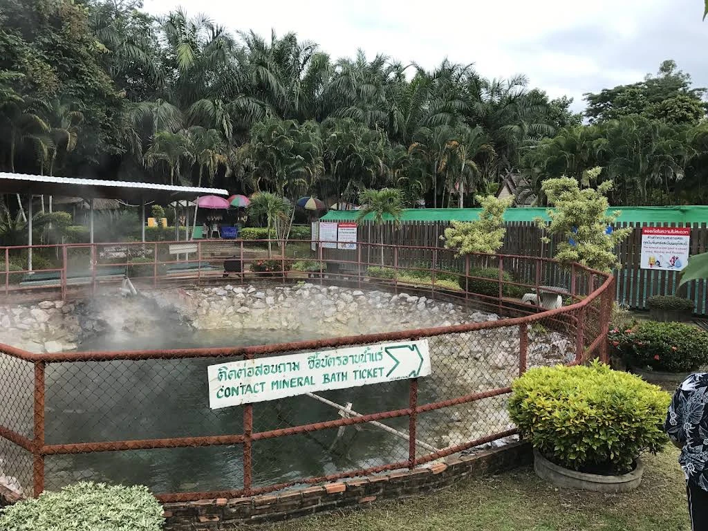 ภาพบริเวณบ่อน้ำพุร้อนบ้านผาเสริฐ โดย Google Maps ระบุเวลาถ่ายเป็นกรกฎาคม 2560 (2017) — ใช้ประกอบสถานที่ย้อนหลัง ไม่ใช่ภาพฮาแหล่จะ รัน 2026