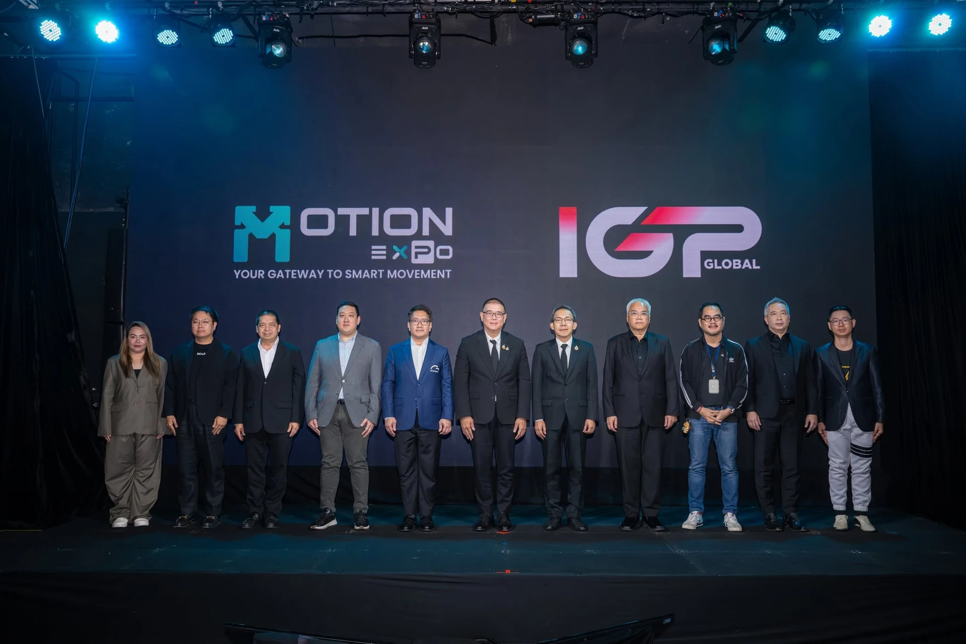 ภาพหมู่บนเวทีที่มีตรา Motion Expo ในกิจกรรมเสวนาก่อนงาน จากเพจผู้จัด คงภาพเต็ม