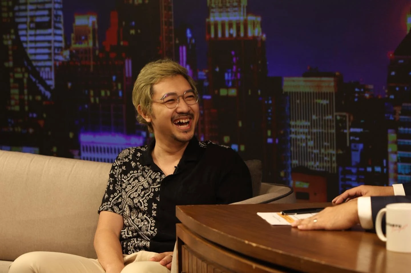 ภาพช่วงสนทนาบริเวณโซฟาและโต๊ะในสตูดิโอ Katanyu Tonight รอบก่อน จากเพจผู้จัด คงภาพเต็ม