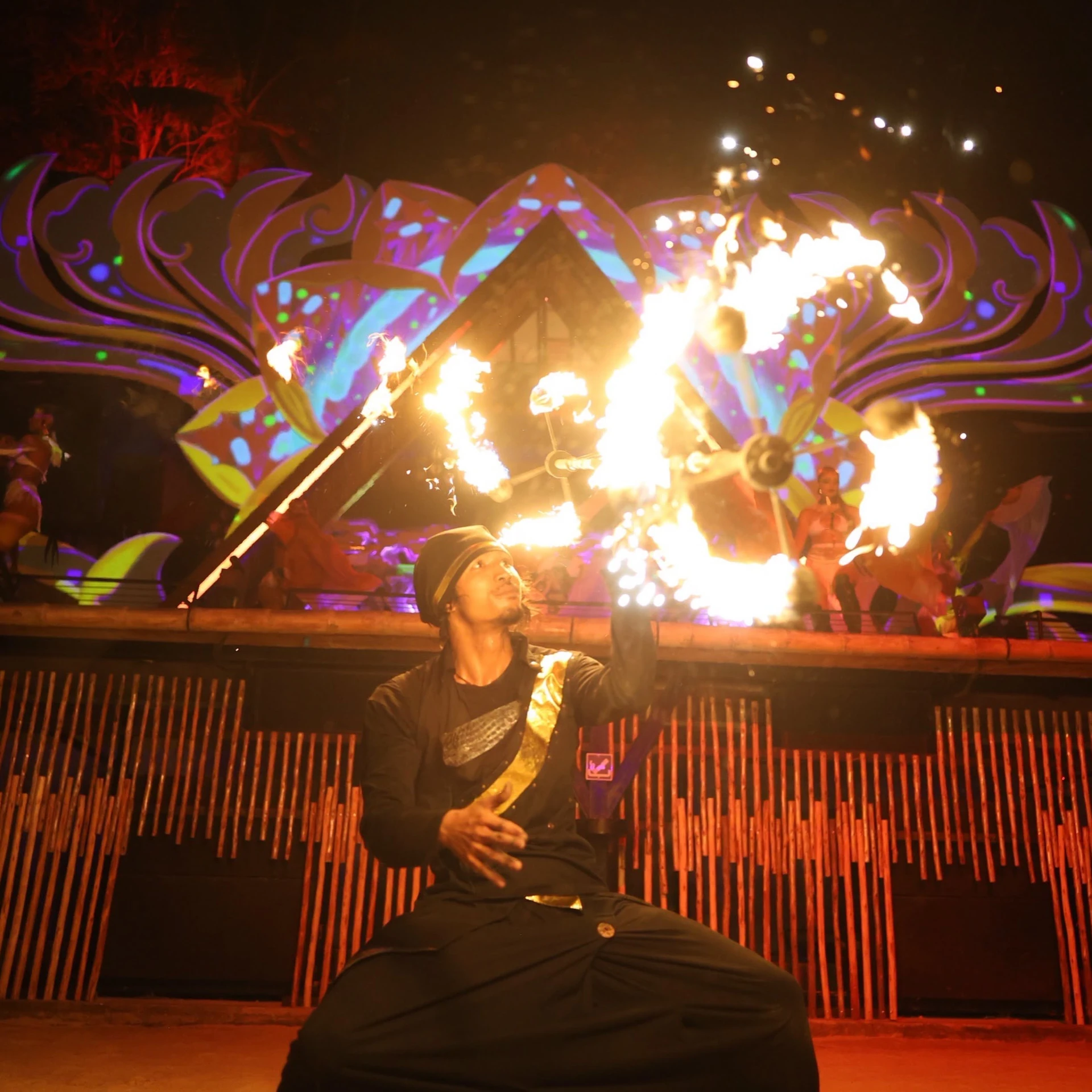 ภาพการแสดงไฟบริเวณหน้าเวทีจากโพสต์บรรยากาศ Halfmoon Festival รอบก่อน คงภาพเต็ม