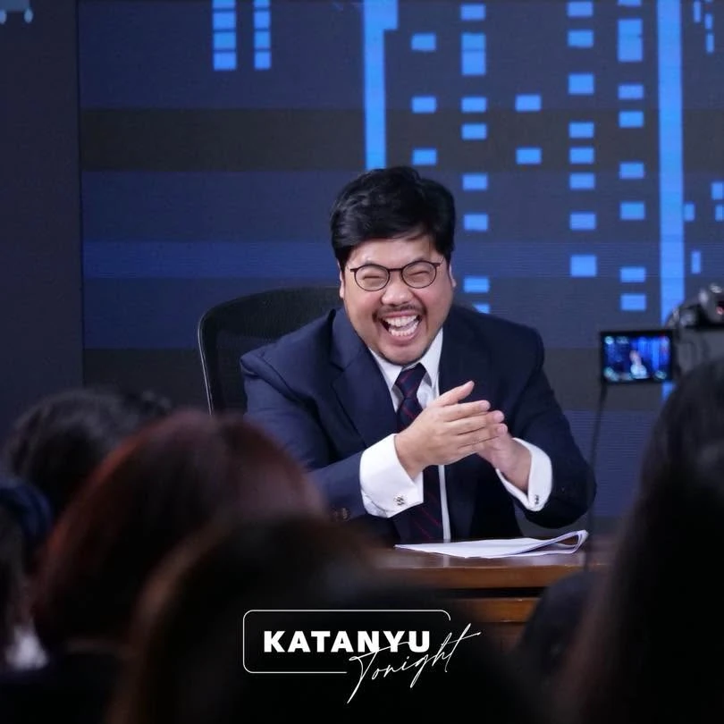บรรยากาศบริเวณโต๊ะรายการพร้อมผู้ชมและกล้องในสตูดิโอ จากโพสต์การถ่ายทำ Katanyu Tonight x Pooh Pavel รอบก่อน คงภาพเต็ม