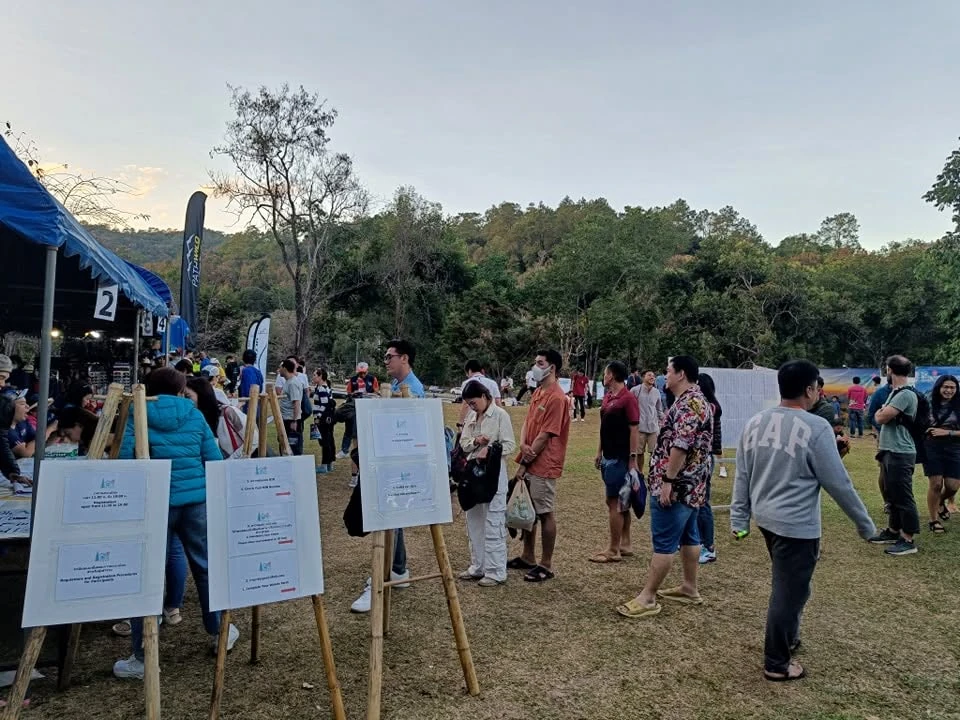 ผู้ร่วมกิจกรรมบริเวณเต็นท์และป้ายจุดรับบิบจากชุดภาพครั้งก่อนของ LklDmt Trail