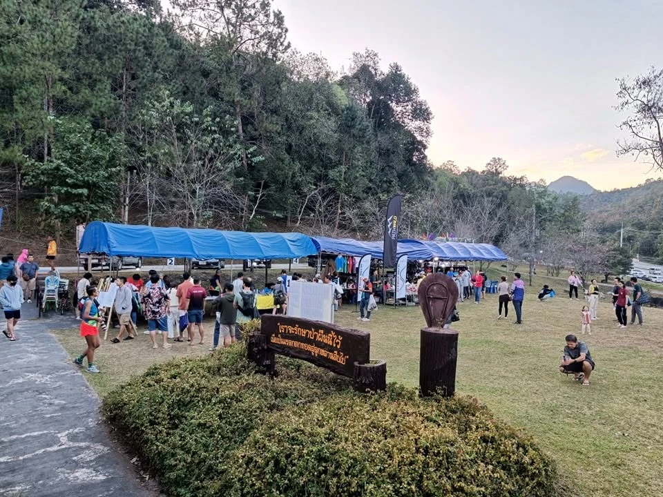 ภาพรวมพื้นที่รับบิบกลางแจ้งและเต็นท์จากรายงานครั้งก่อนของ LklDmt Trail