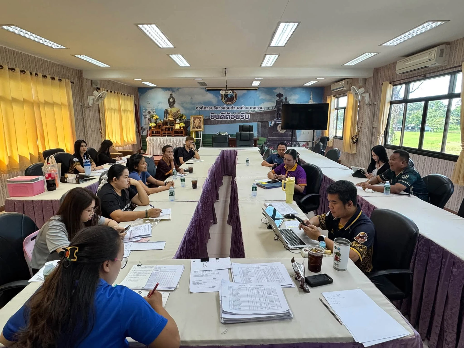 บรรยากาศการประชุมเตรียมงานค่ายบกหวานฮาล์ฟมาราธอนจากอีกมุมห้อง