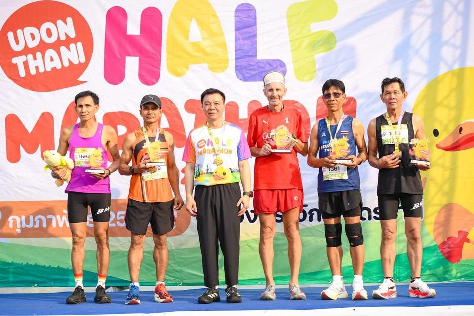ภาพหมู่บนเวทีมอบรางวัลหน้าฉากอุดรธานีฮาล์ฟมาราธอน จากรายงานงานปี 2026 ของเทศบาลนครอุดรธานี คงภาพเต็ม