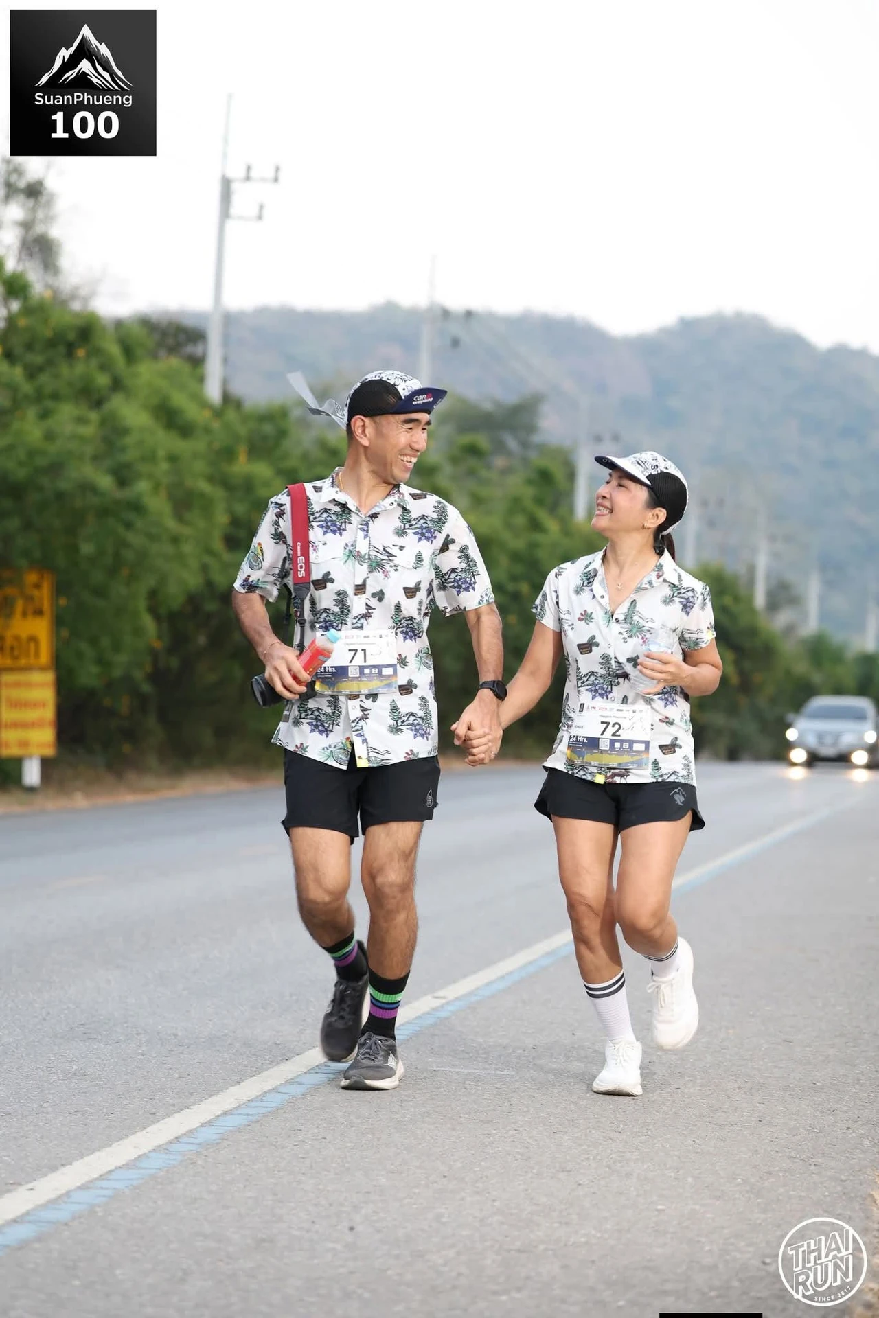 ภาพแนวตั้งของผู้ร่วมกิจกรรมบนถนนจากโพสต์ SuanPhueng100 ครั้งก่อน คงภาพเต็มและตราต้นทาง