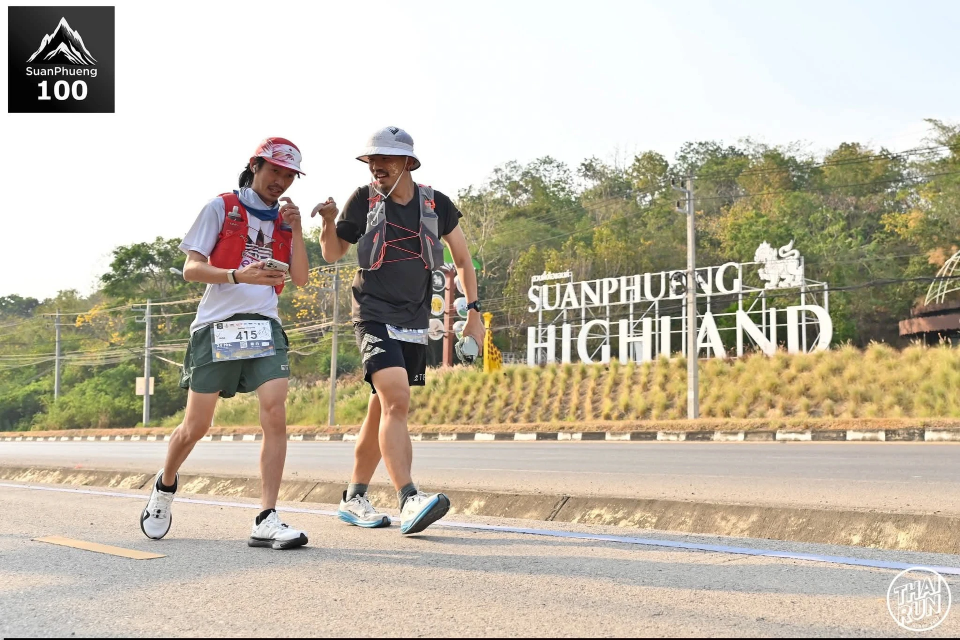 ผู้ร่วมกิจกรรมบนถนนบริเวณป้าย Suanphueng Highland จากโพสต์เดียวกันของ SuanPhueng100 คงภาพเต็มและตราต้นทาง