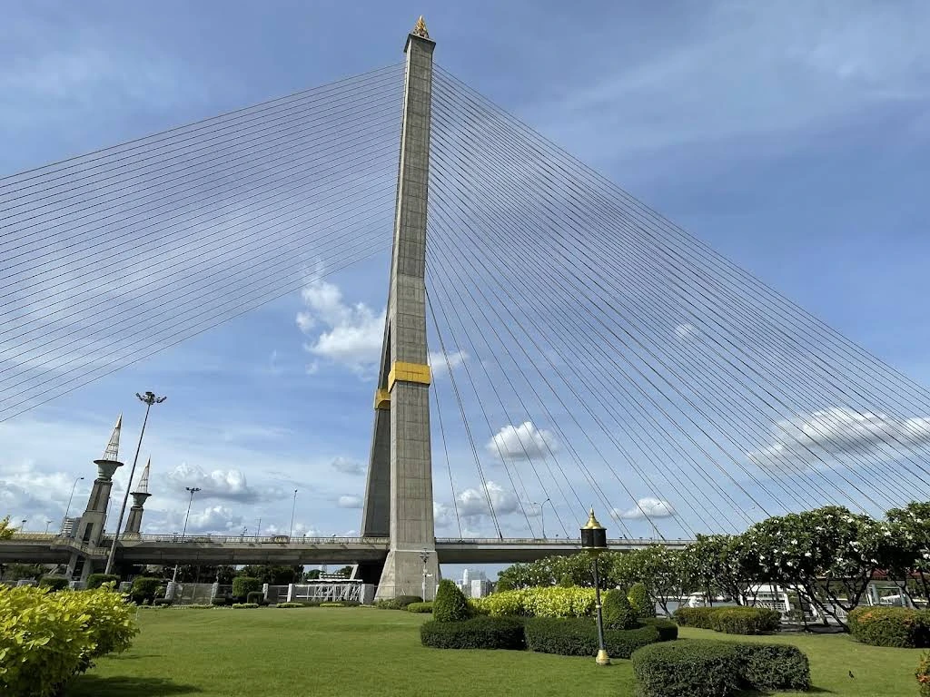 ภาพสะพานพระราม 8 และบริเวณด้านล่าง โดย Google Maps ระบุเวลาถ่ายเป็นมิถุนายน 2566 (2023) — ใช้ประกอบสถานที่ย้อนหลัง ไม่ใช่ภาพงานเดิน-วิ่ง คุ้มเกล้า คุ้มชีวิตฯ วันที่ 14 กุมภาพันธ์ 2570