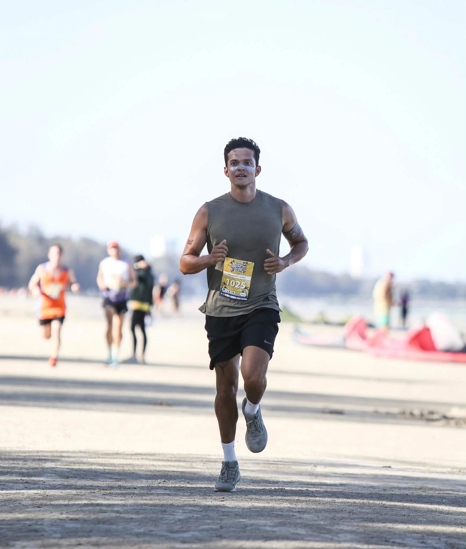 ภาพแนวตั้งของกิจกรรมวิ่งบนชายหาดจากโพสต์ชุดเดียวกันของผู้จัด Hua Hin Sunset Beach Run ใช้แสดงบรรยากาศครั้งก่อน คงภาพเต็ม